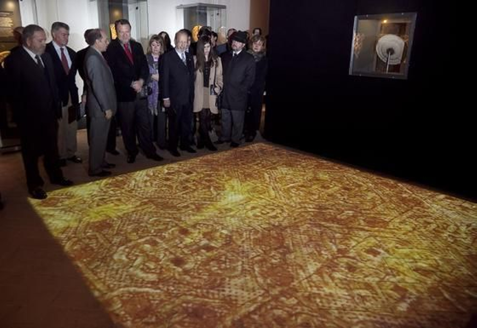 El alcalde, Alfredo Sánchez Monteseirín, admira las piezas de la colección Carranza junto a los responsables de la muestra.

Foto: Jaime Martínez