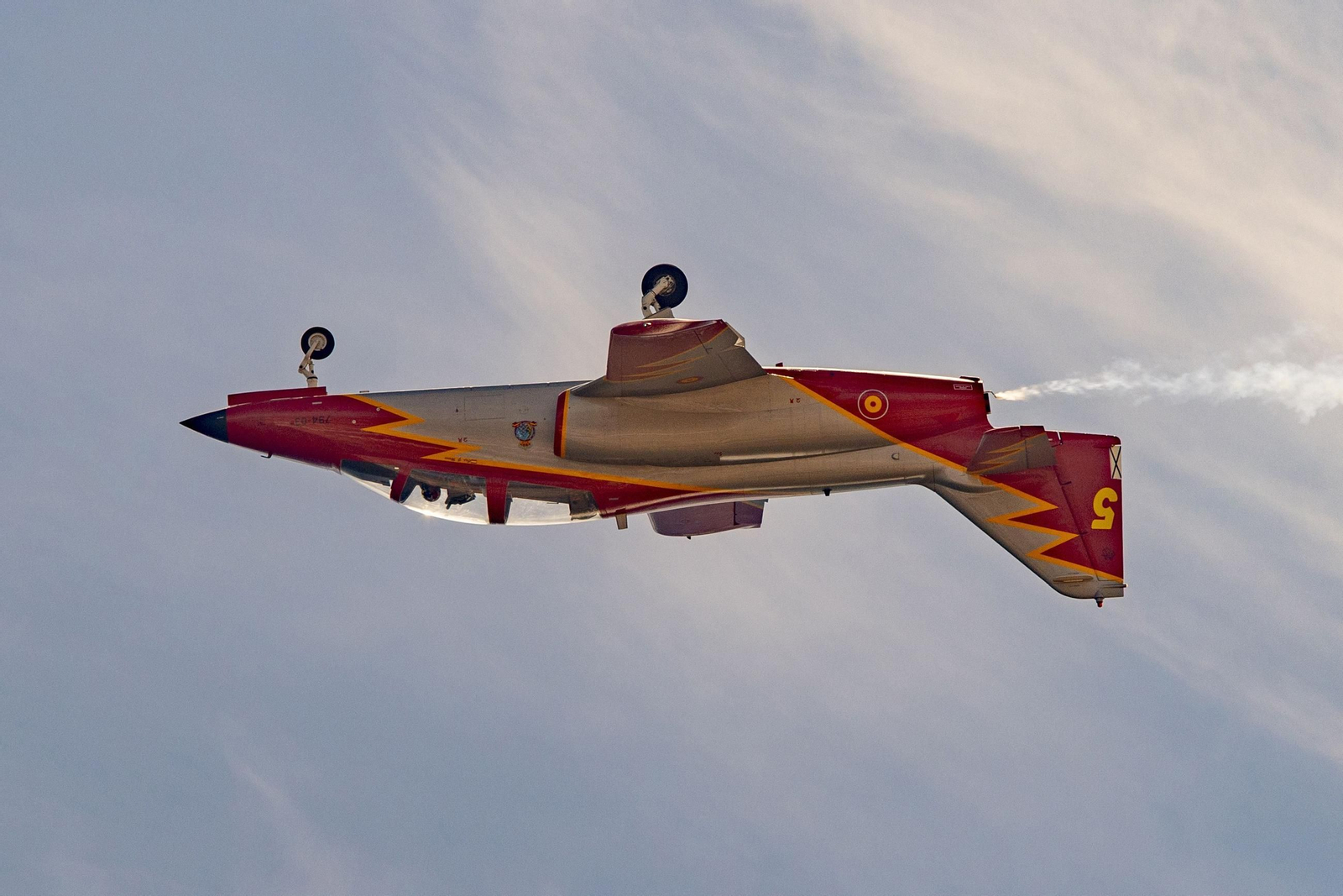 Espectaculares fotos de las acrobacias de la Patrulla Águila: cuatro décadas surcando los cielos