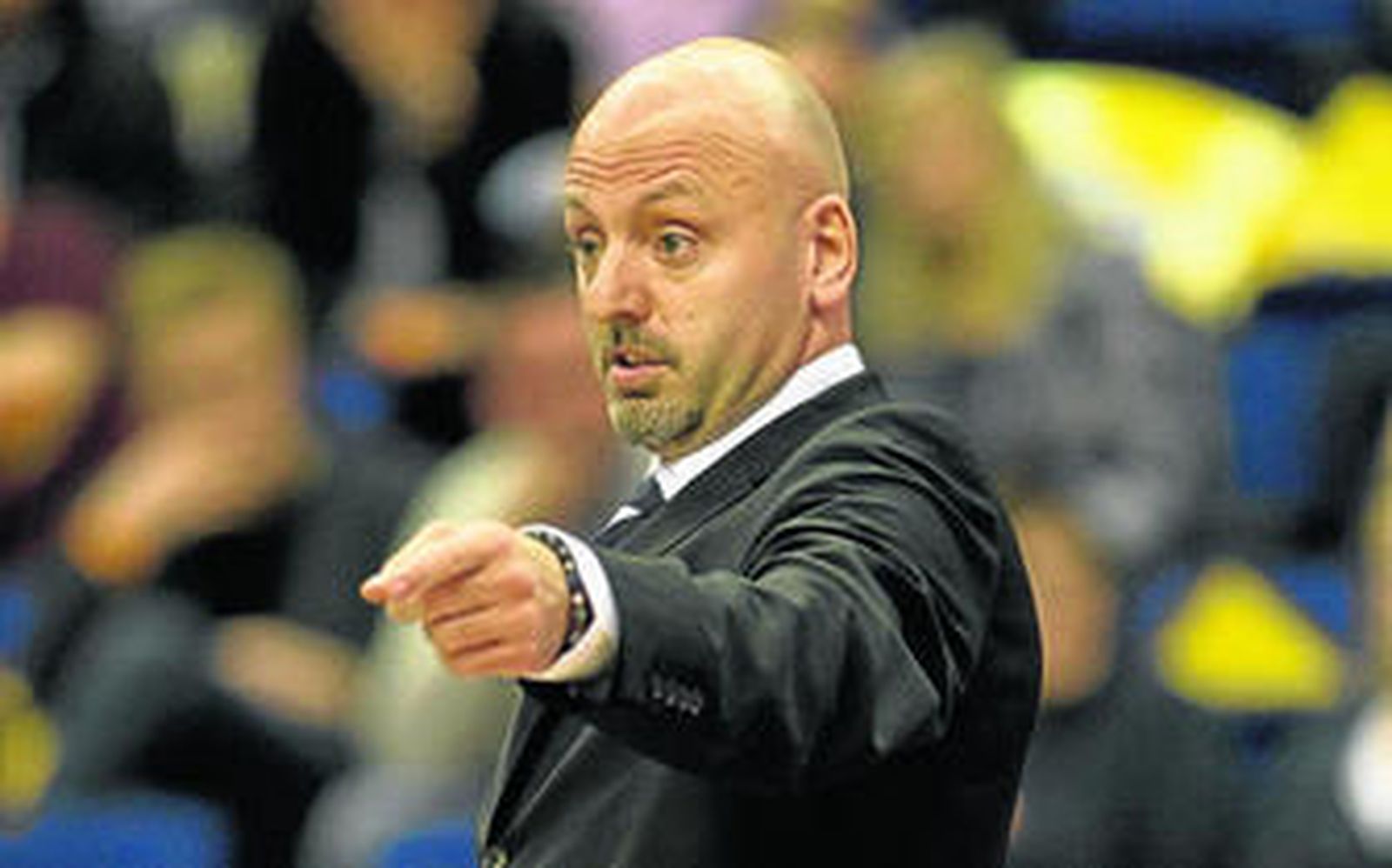 Sasa Obradovic da instrucciones durante un partido.