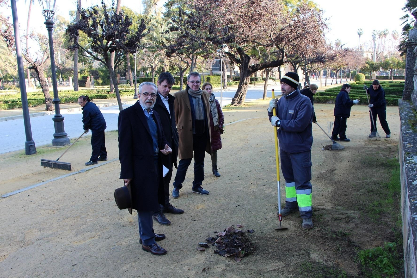 Los  concejales Juan Manuel Flores y David Guevara visitan a los trabajadores en el Parque de María Luisa.
