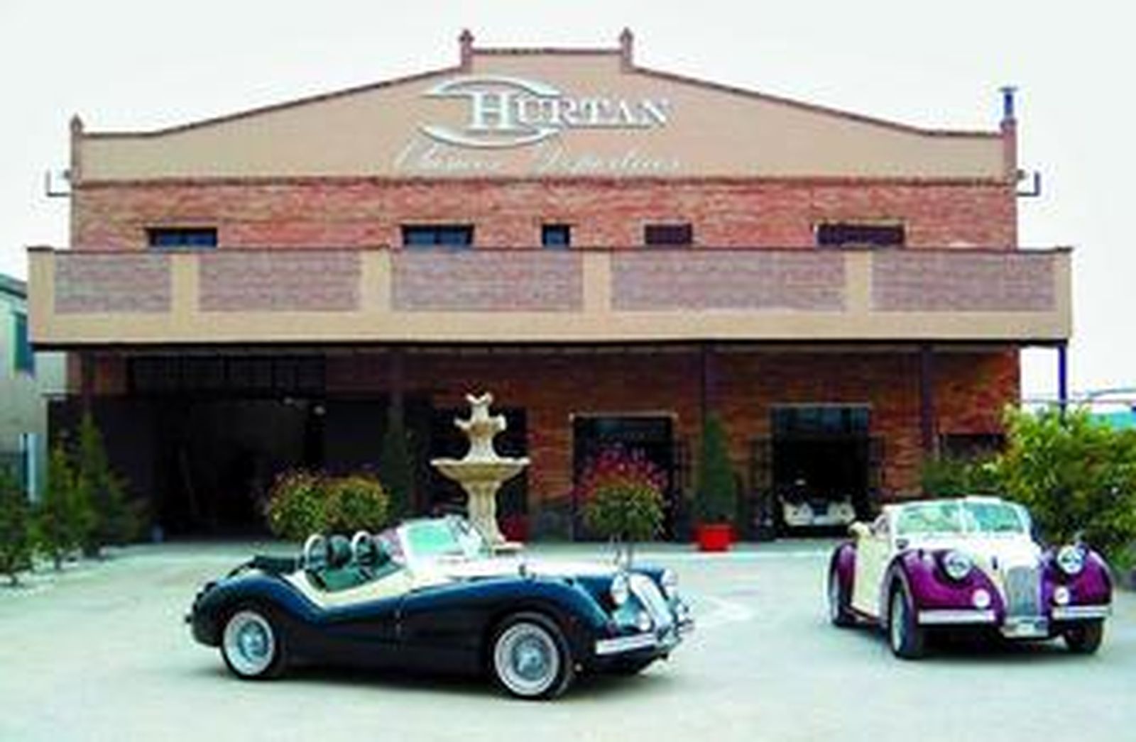 Dos operarios en la planta de montaje de MH Motorcycles, situada en Sevilla. La antigua Motorhispania es la más veterana del motor andaluz.