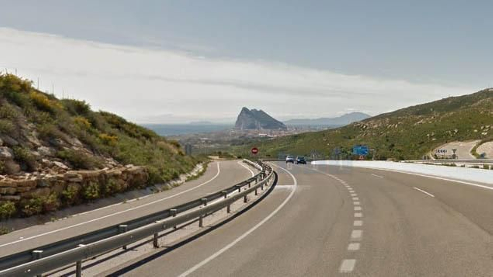 La carretera del Higuerón, por la que se accede a La Línea