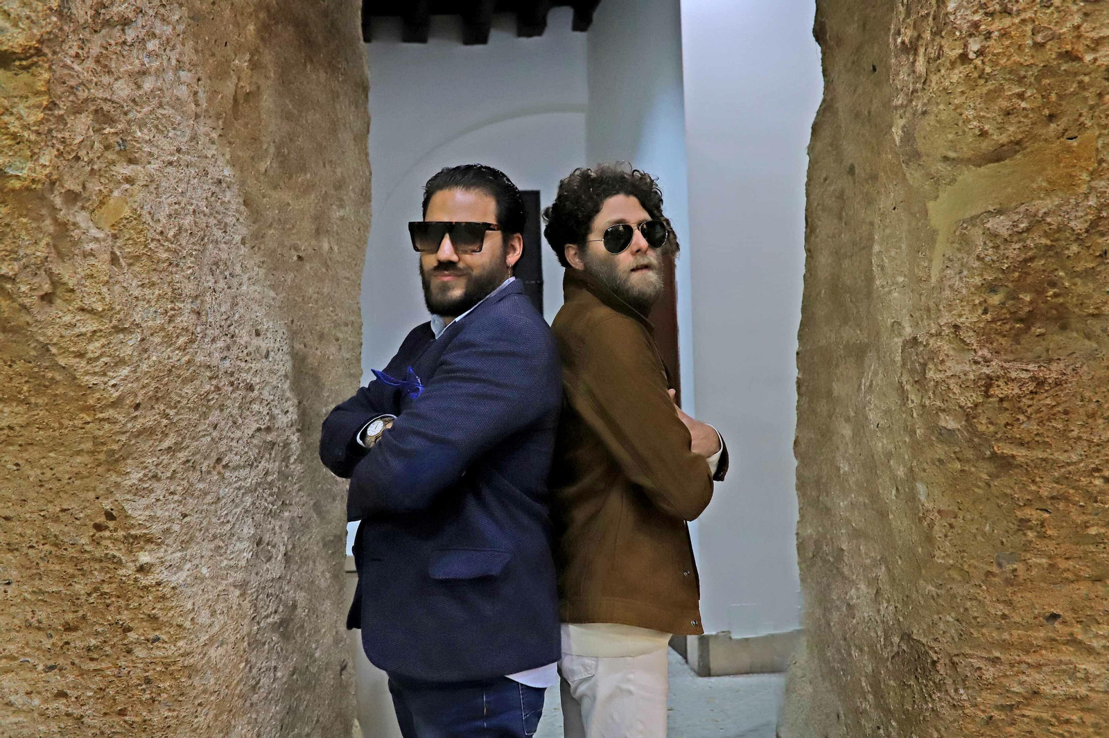 Ané Carrasco y Maloko Soto posan junto a la muralla de La Moderna.