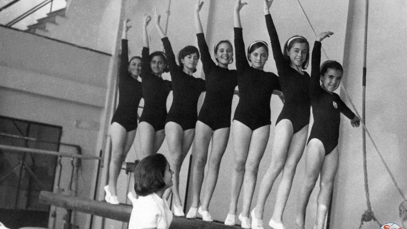 Fabiola, la primera, y Elvira, la cuarta, con el equipo de Gimnasia Artística