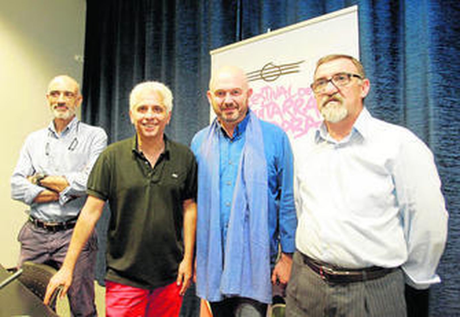 Mañó (segundo por la derecha), con responsables y participantes en las jornadas.