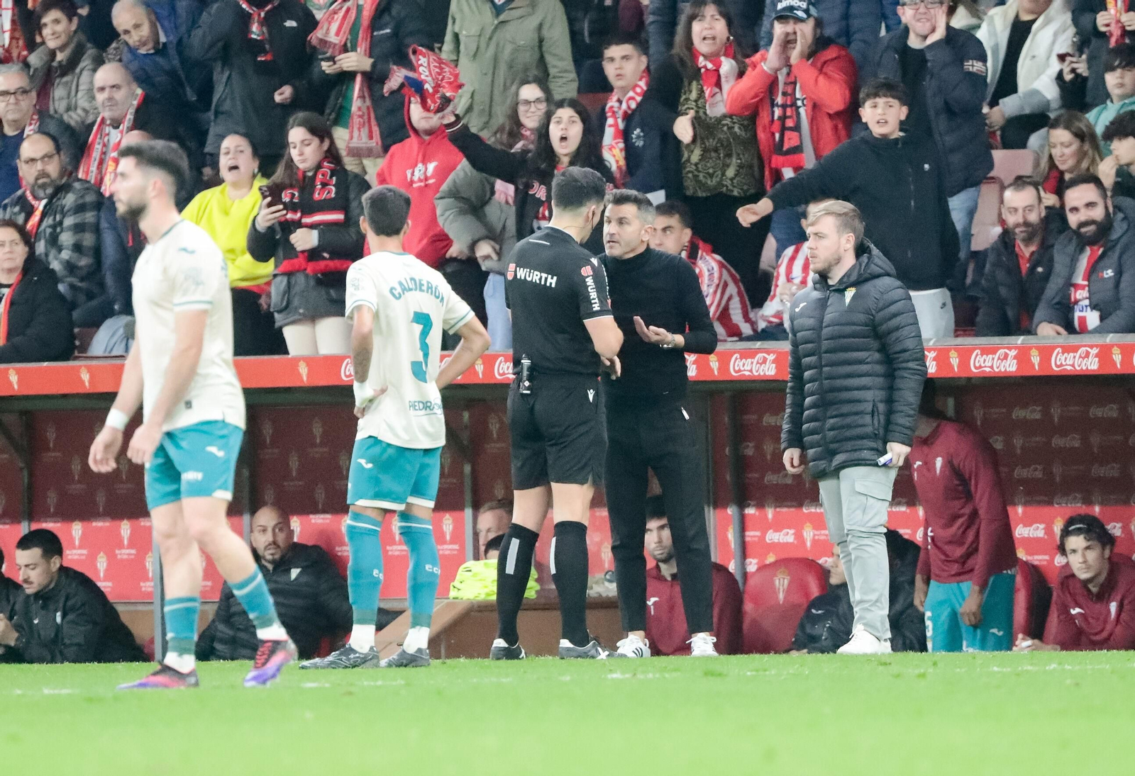 Ais Reig dialoga con Ania durante el Sporting - Córdoba CF.