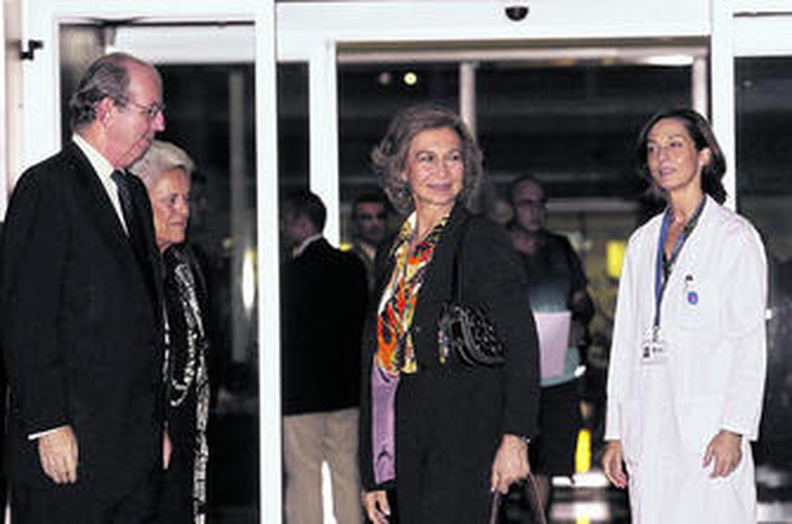 El jefe de la Casa del Rey, Rafael Spottorno (izda.) y la reina Sofía a su llegada al Hospital Quirón.