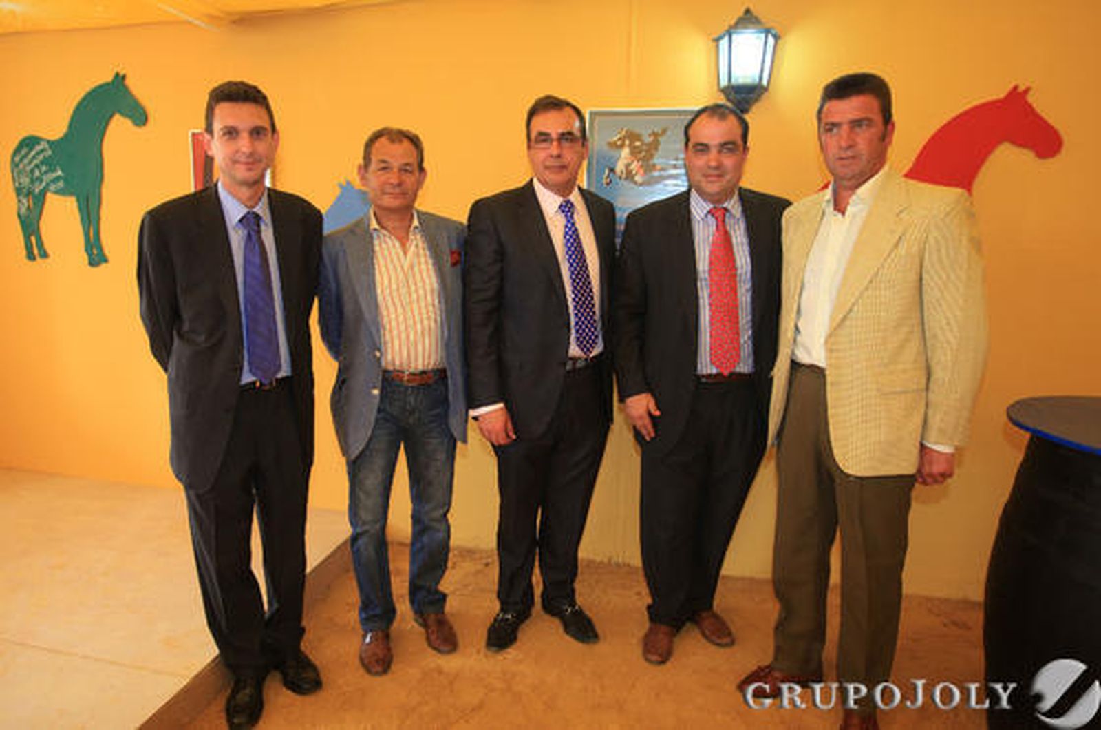 El gerente de este medio junto al jefe de Área de Exhibiciones de la Real Escuela Ecuestre, Rafael Soto Andrade, el director gerente del centro, Juan Carlos Román López, el director de Diario de Jerez y el jinete olímpico Ignacio Rambla Algarín.

Foto: Vanesa Lobo
