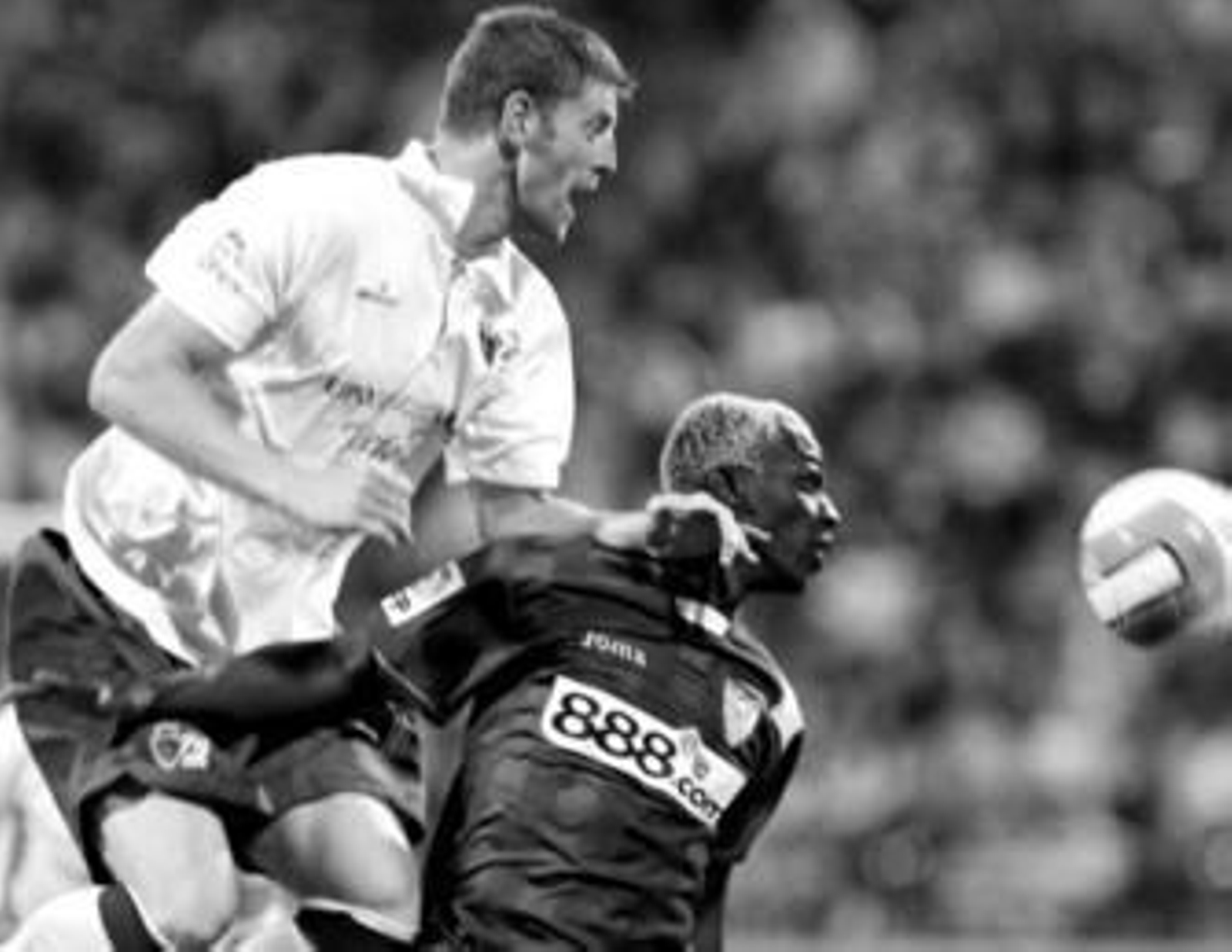 Sergio Fernández (izq.), del Zaragoza, pelea por un balón con Koné.