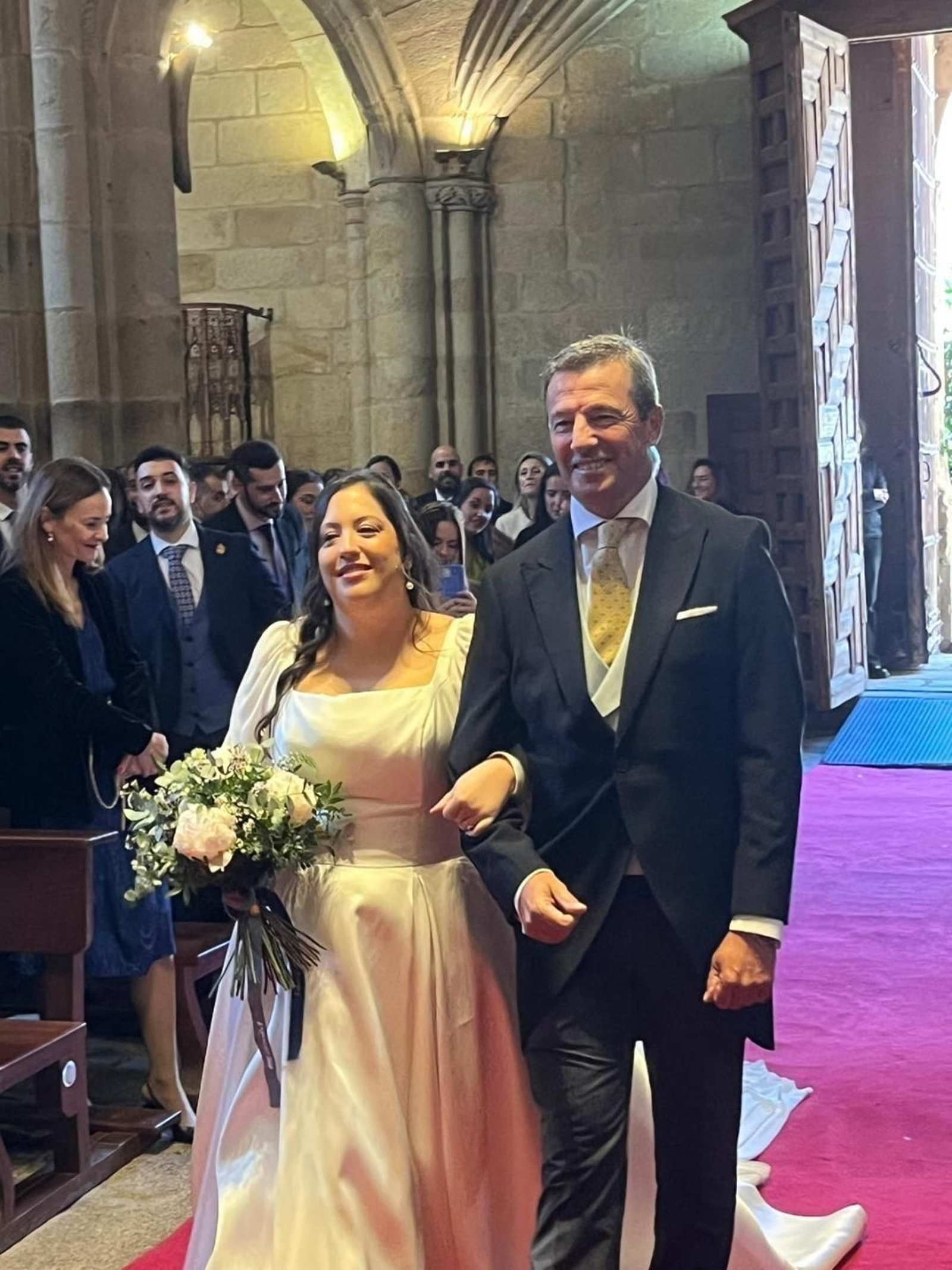 Jose González, entrando en la iglesia  con su hija Ester González.