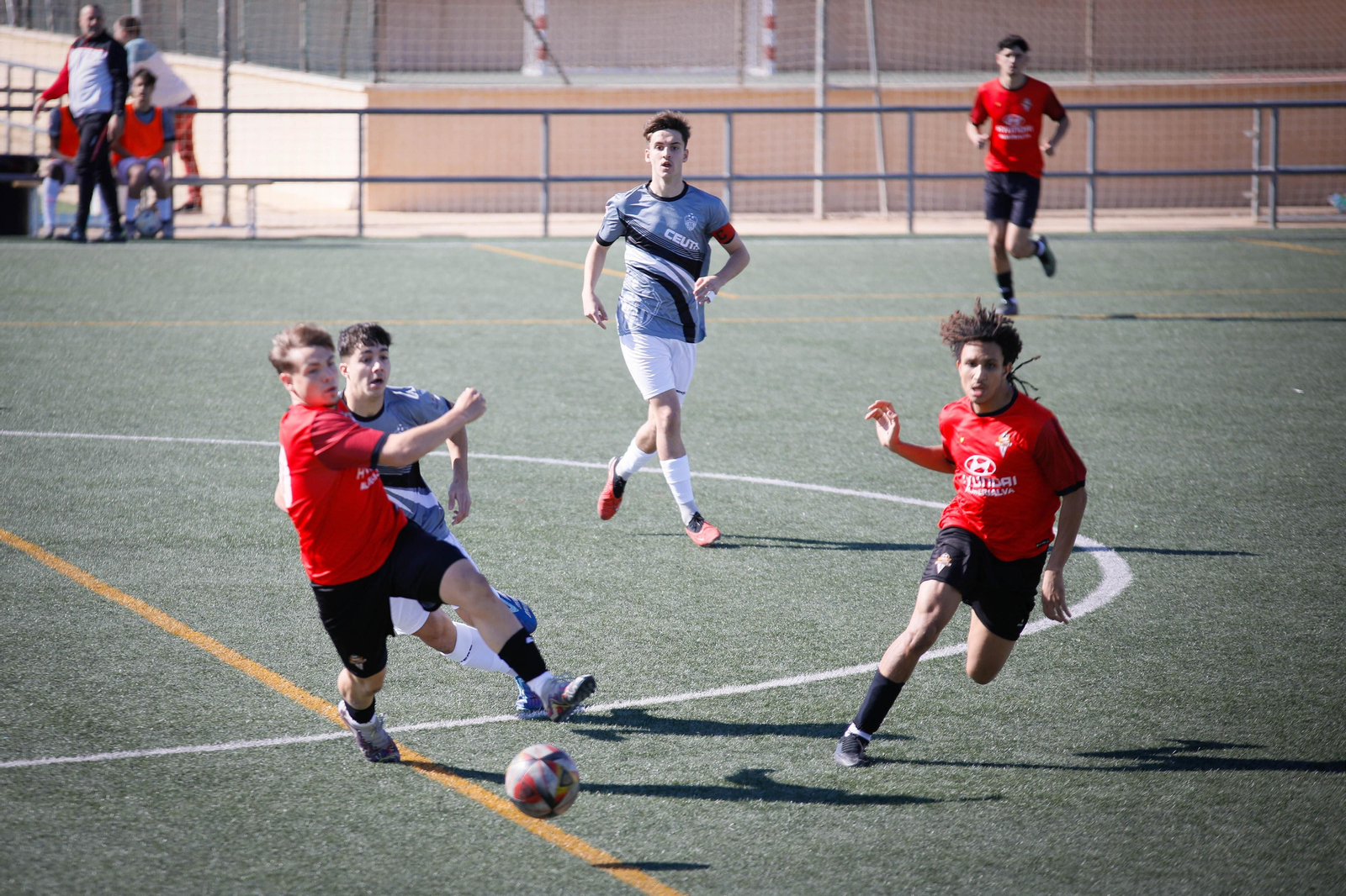 Dos jugadores de La Cañada buscan un balón durante un encuentro disputado en casa.
