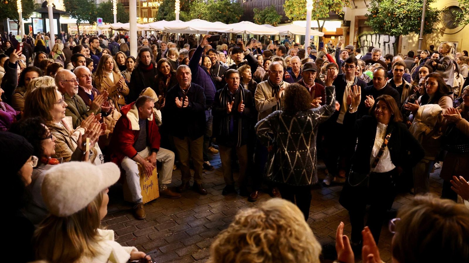 Un grupo se anima a cantar y bailar en la Plaza del Salvador.