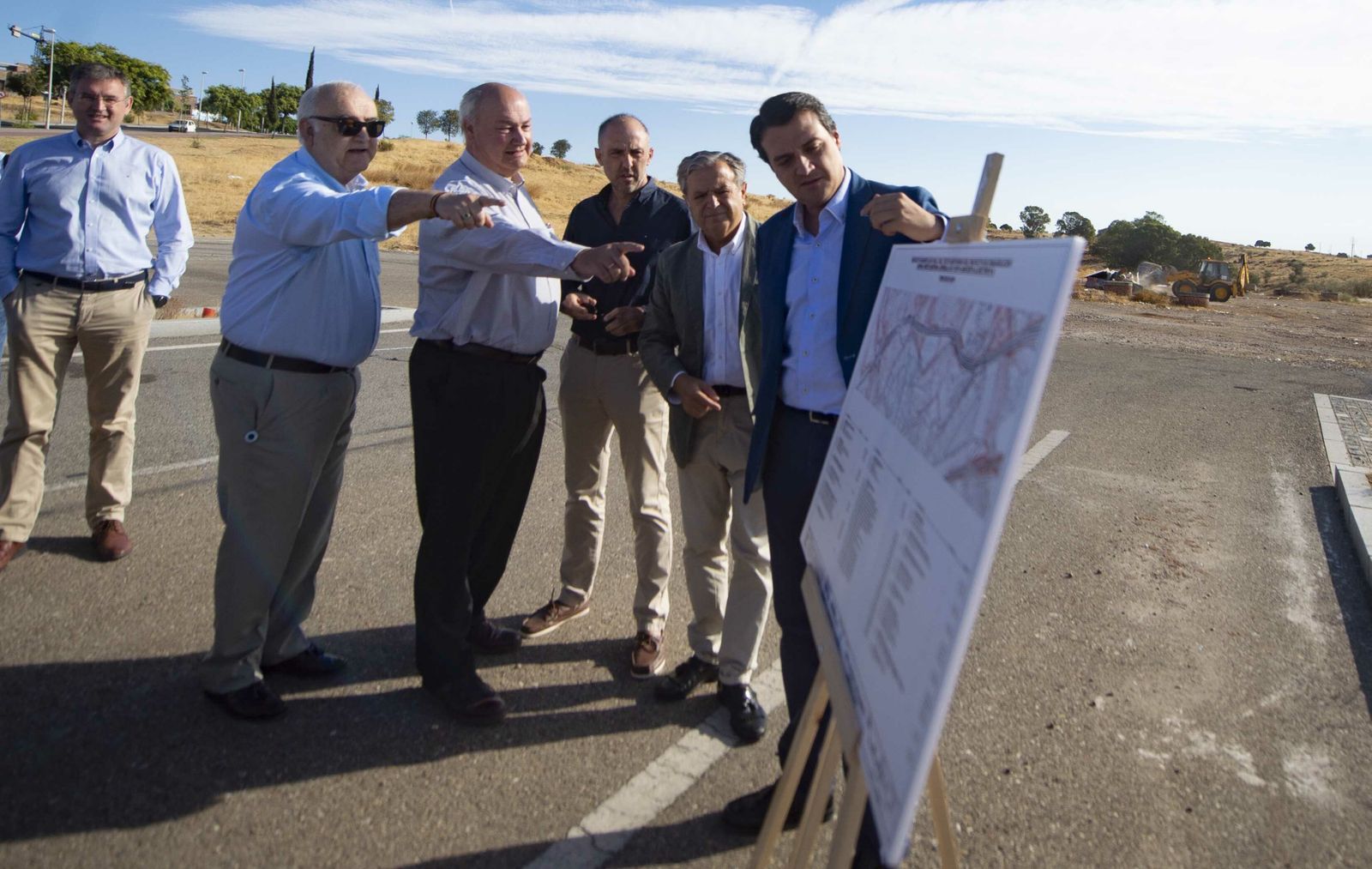 José María Bellido y Salvador Fuentes observan el plano de la actuación.