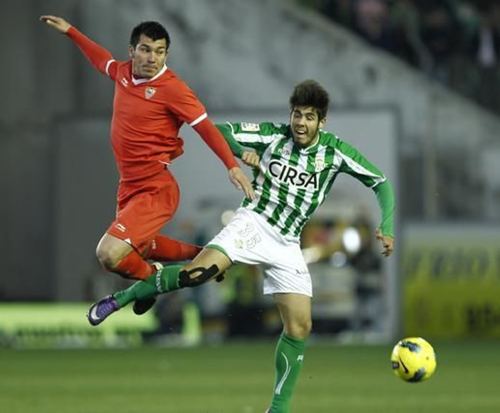 Betis y Sevilla empatan en el Benito Villamarín (1-1). / Antonio Pizarro