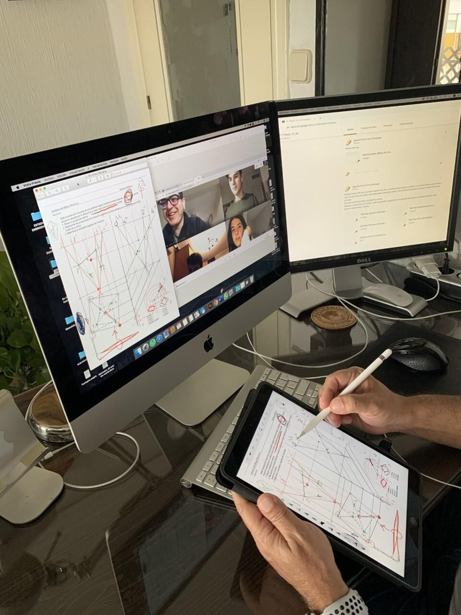 Corrección de un ejercicio en las clases de Bachillerato de las Salesianas de San Vicente.