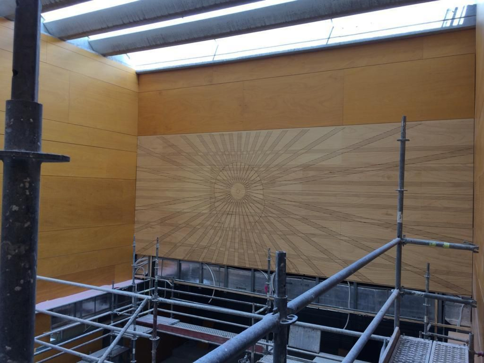 Los paneles de madera recrean una evocadora figura que casa con el espíritu ilustrado del edificio.