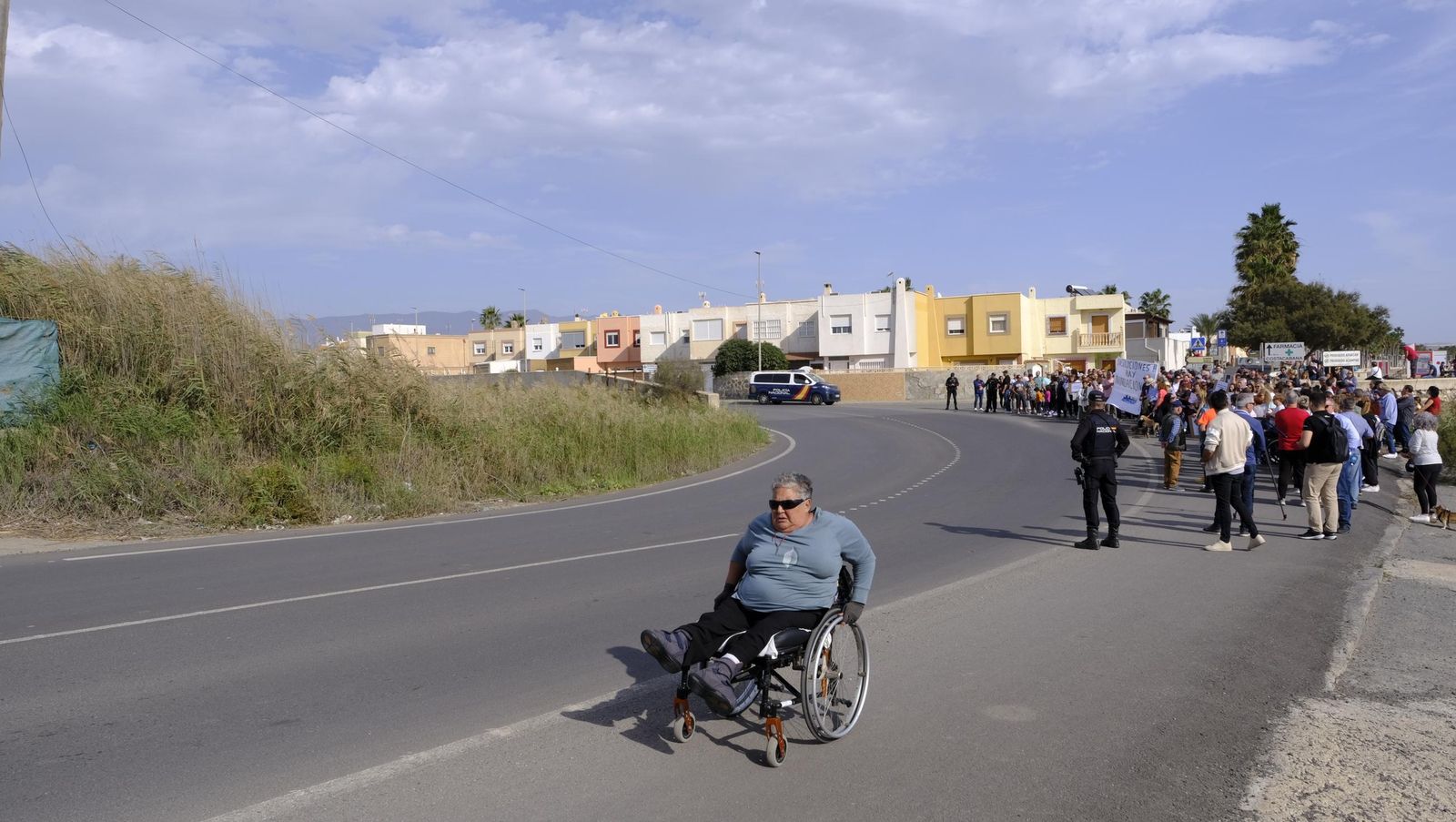 Los vecinos de Costacabana se manifiestan por el arreglo de su rambla, en imágenes