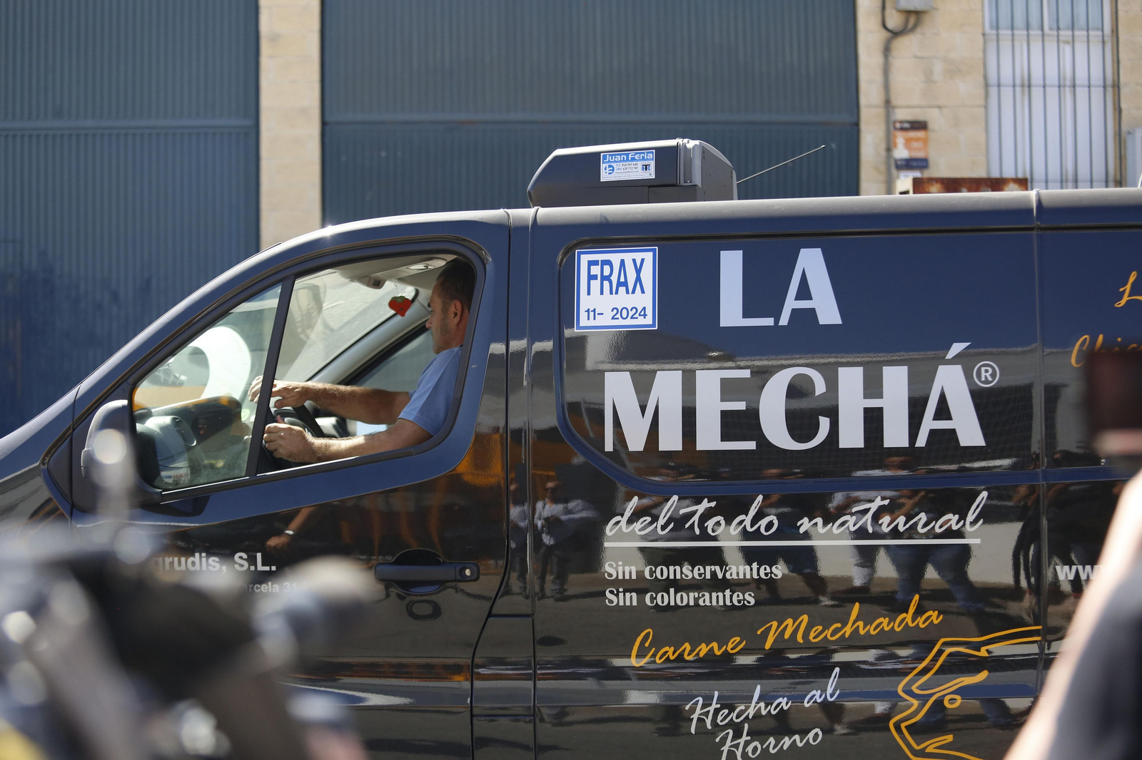 Una furgoneta que distribuía la carne mechada de Magrudis.