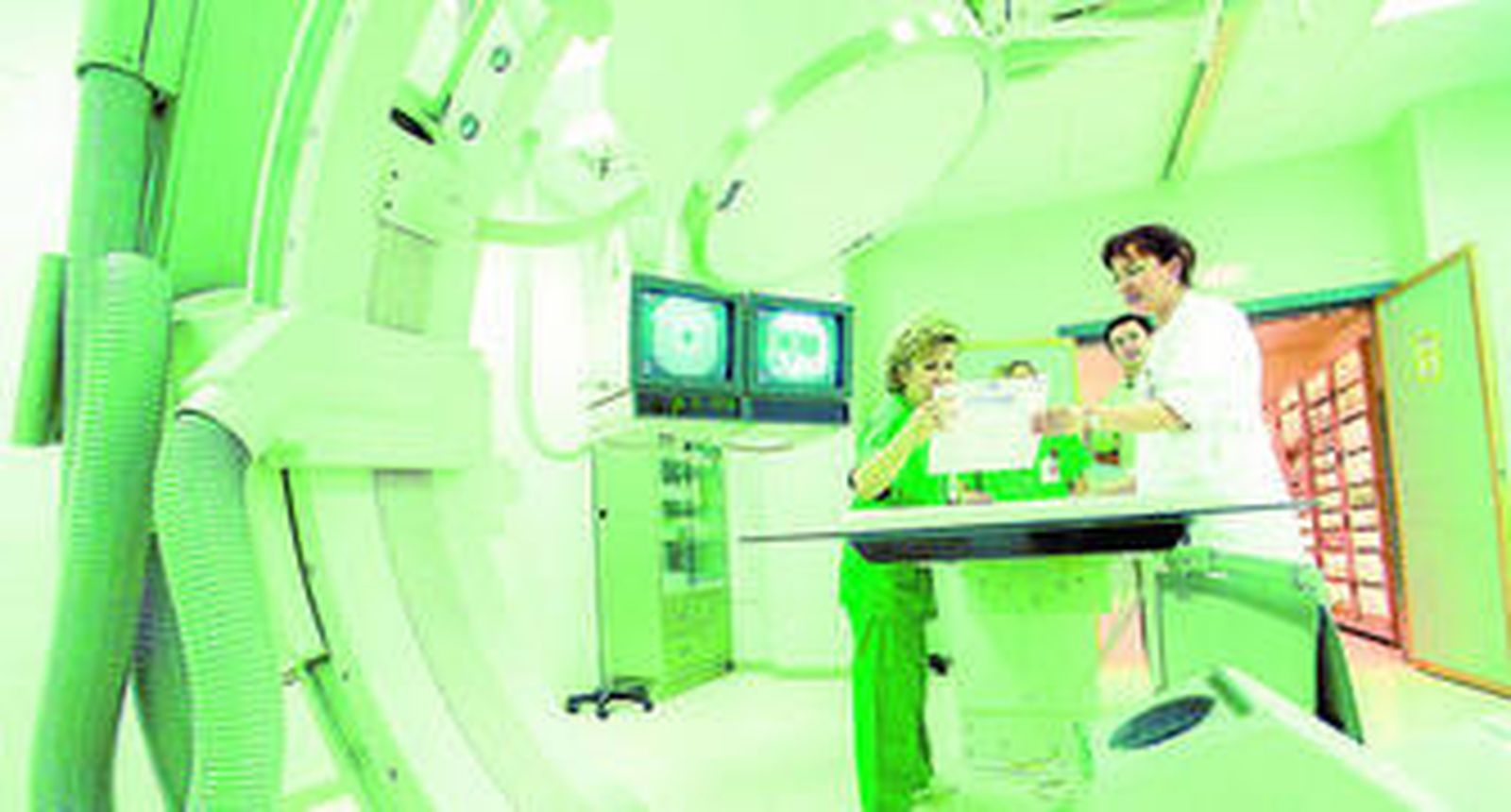 Profesionales observan resultados de una prueba oncológica en el centro de diagnóstico del hospital Virgen del Rocío de Sevilla.