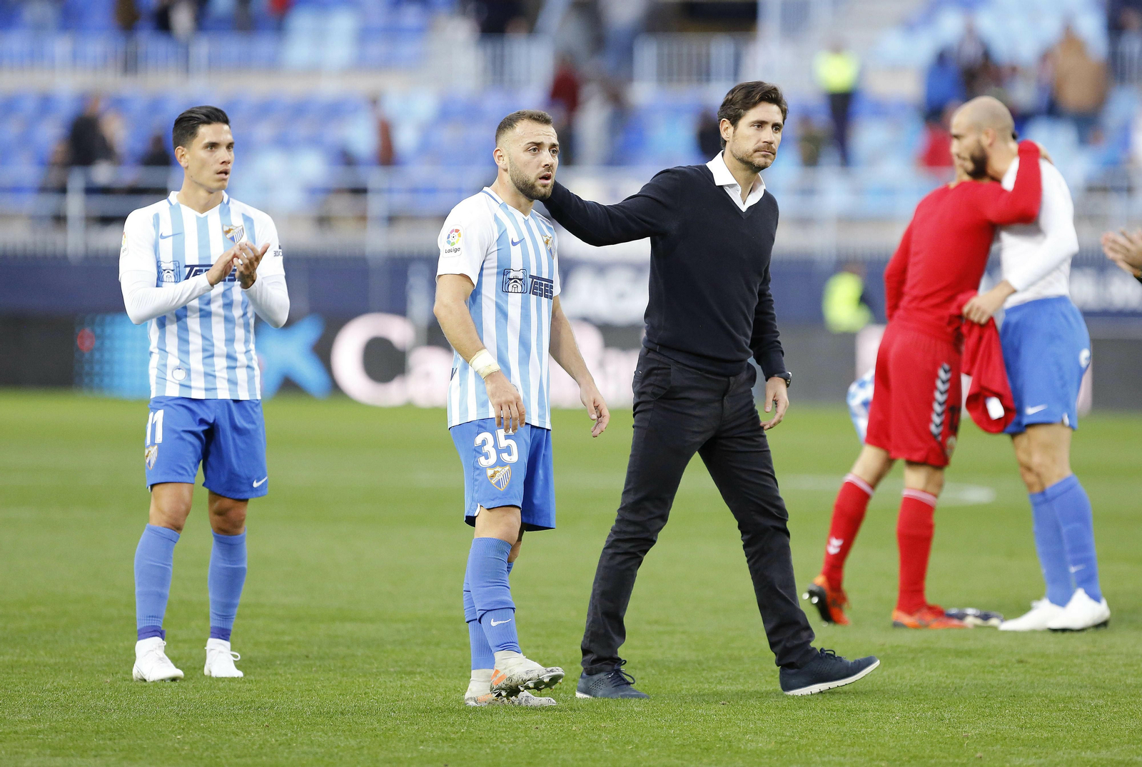 Víctor Sánchez del Amo felicita a Keidi Bare después del partido contra el Elche en La Rosaleda Víctor Sánchez del Amo felicita a Keidi Bare después del partido contra el Elche en La Rosaleda