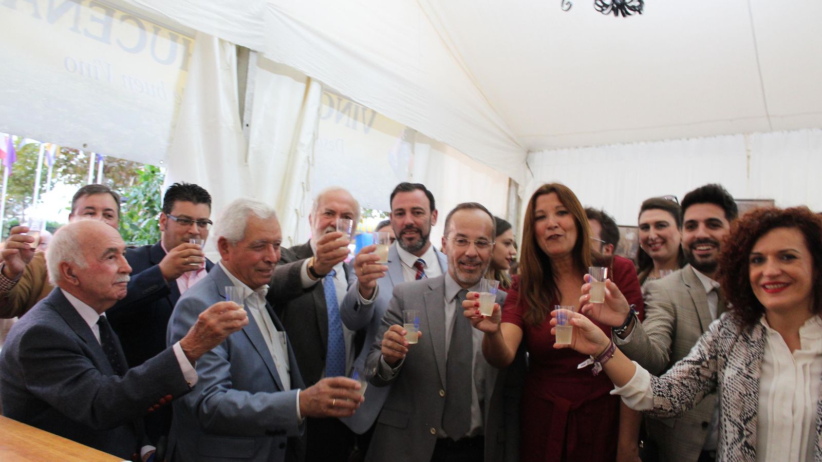 Brindis con la alcaldesa de Chucena, Encarni Castellano Solís.