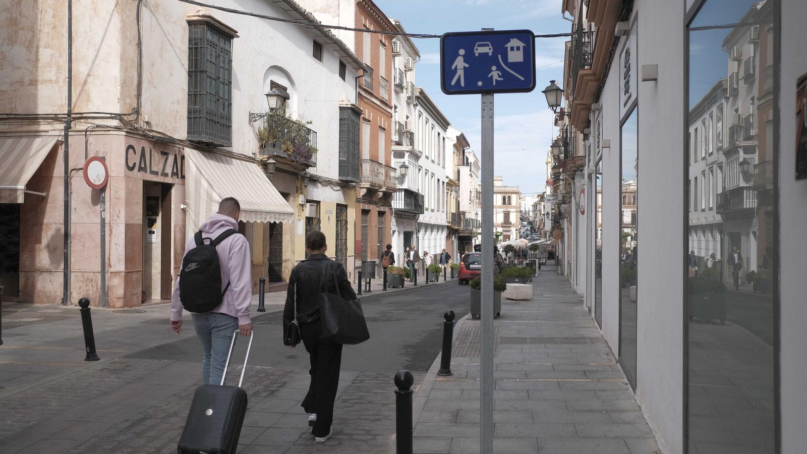 Señalización como zona residencial del primer tramo de calle Los Remedios.
