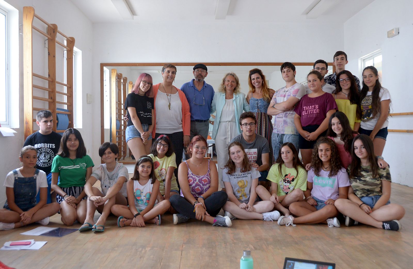 La concejala de Juventud, Lola Campos, junto a Eva Rodríguez y Begoña Begoña de Los Santos, regidora de escena del grupo Olvido Teatro en una visita al grupo.