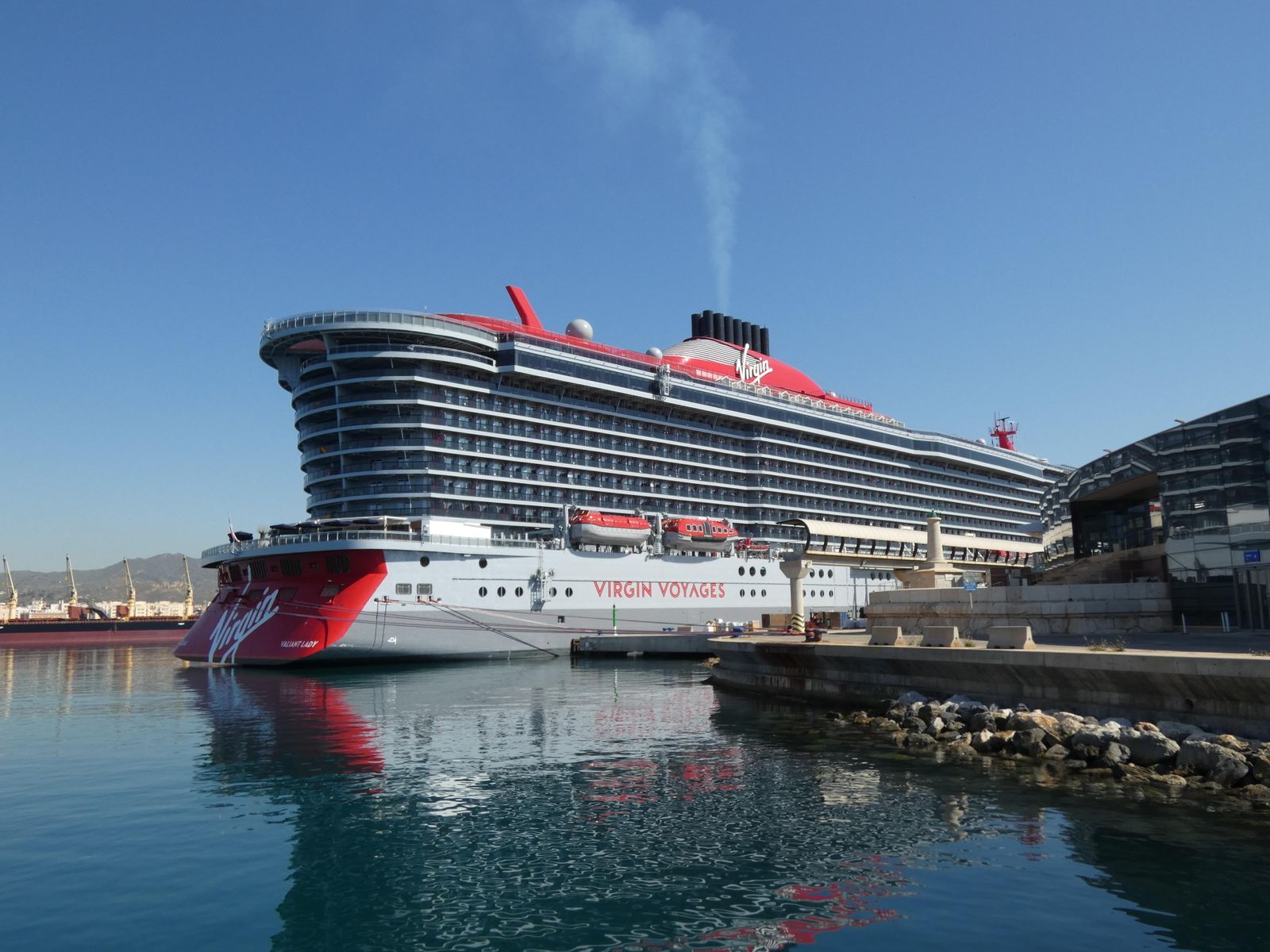 La innovadora popa del 'Valiant Lady' en su primera escala de ayer en Málaga.