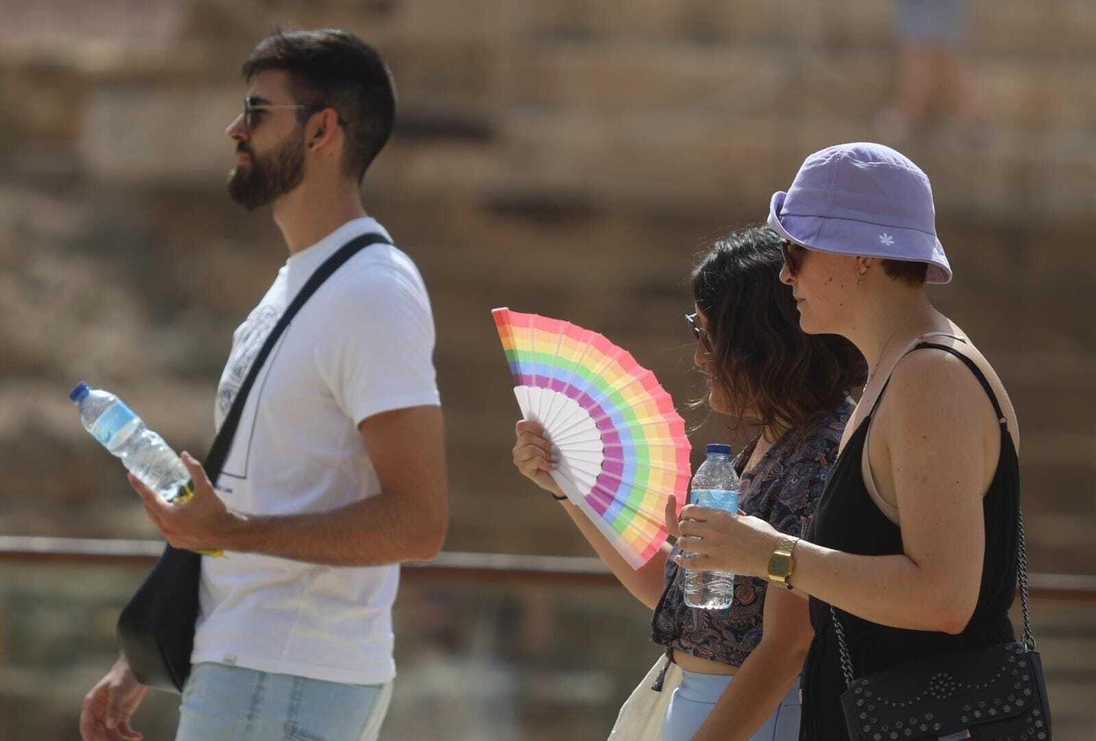 Un grupo de personas pasean por Málaga estos días de calor