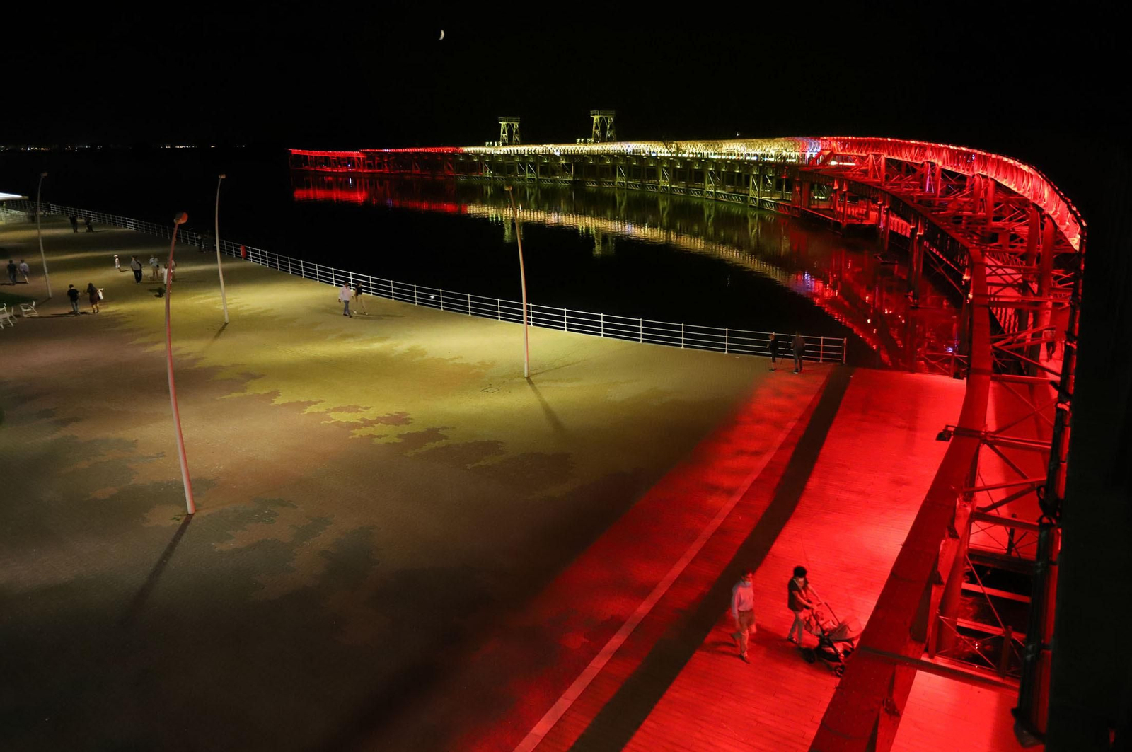 El muelle de mineral de la compañía Riotinto se engalana con los colores de España para celebrar el día de la Hispanidad, en imágenes