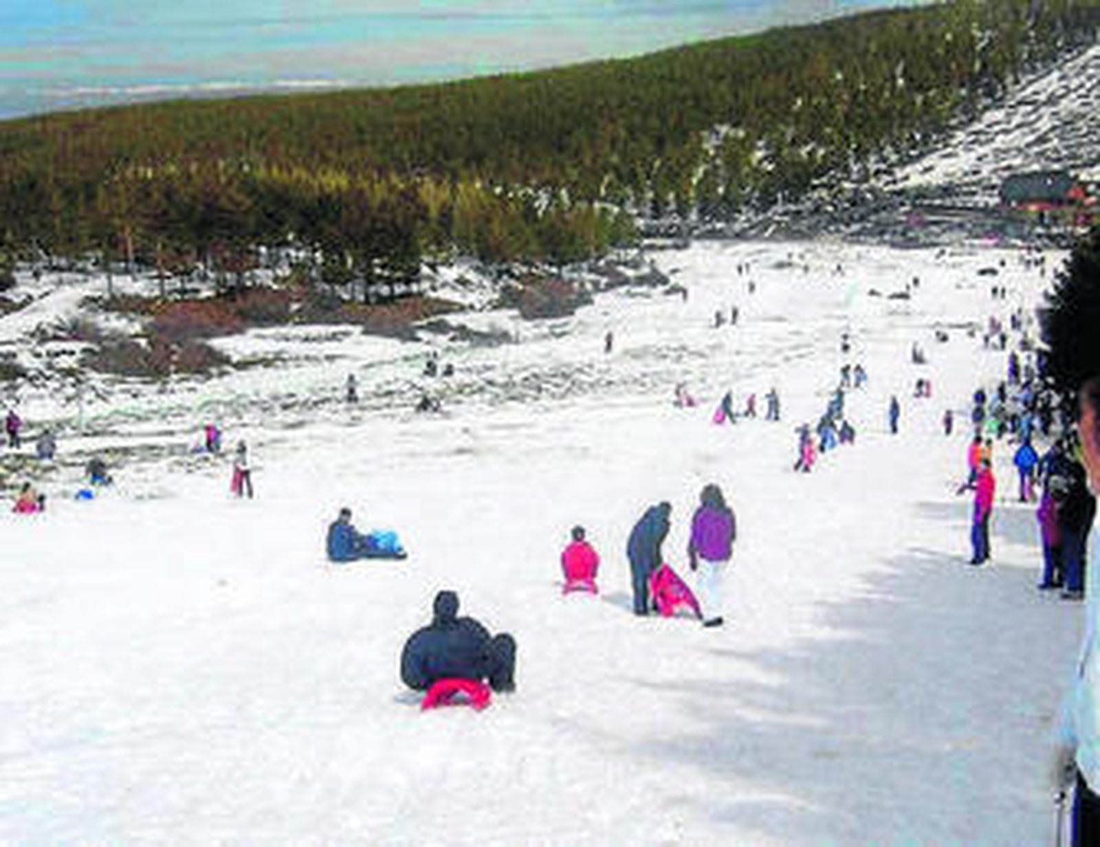 Almería ofrece deportes de nieve y rutas de senderismo en el Puerto de La Ragua