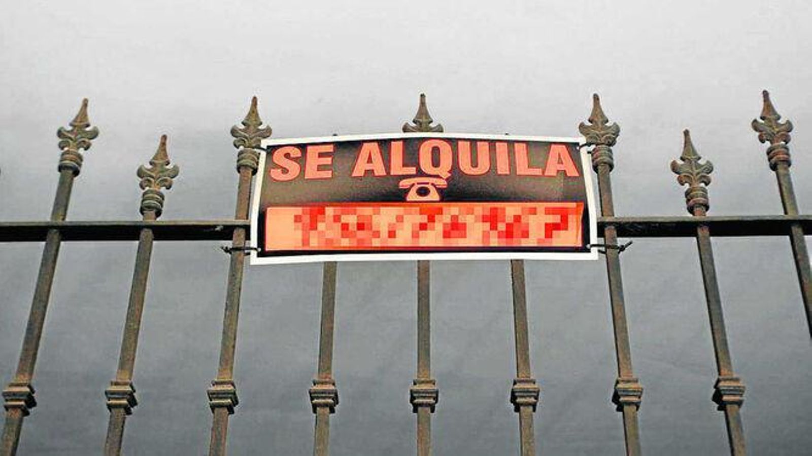 Un cartel de "Se alquila" en una propiedad de La Línea