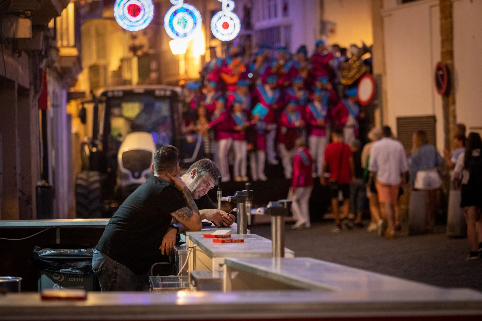 El coro ‘Carrera oficial’ avanzando hacia un Arco de Garaicoechea desierto.