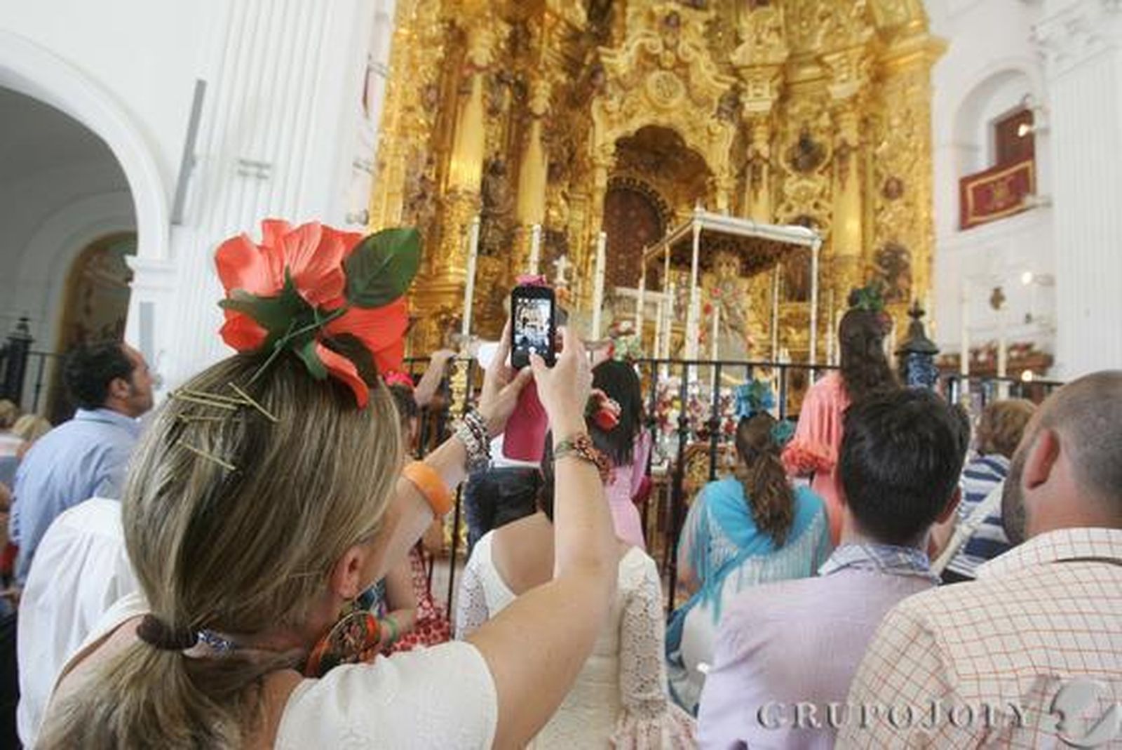 Tras intensos días de camino, la llegada al Rocío tiene su recompensa, y ésa es ver a la Virgen. Los romeros no dudan en sacar el teléfono móvil y captar la imagen de la Señora para el recuerdo

Foto: Pascual