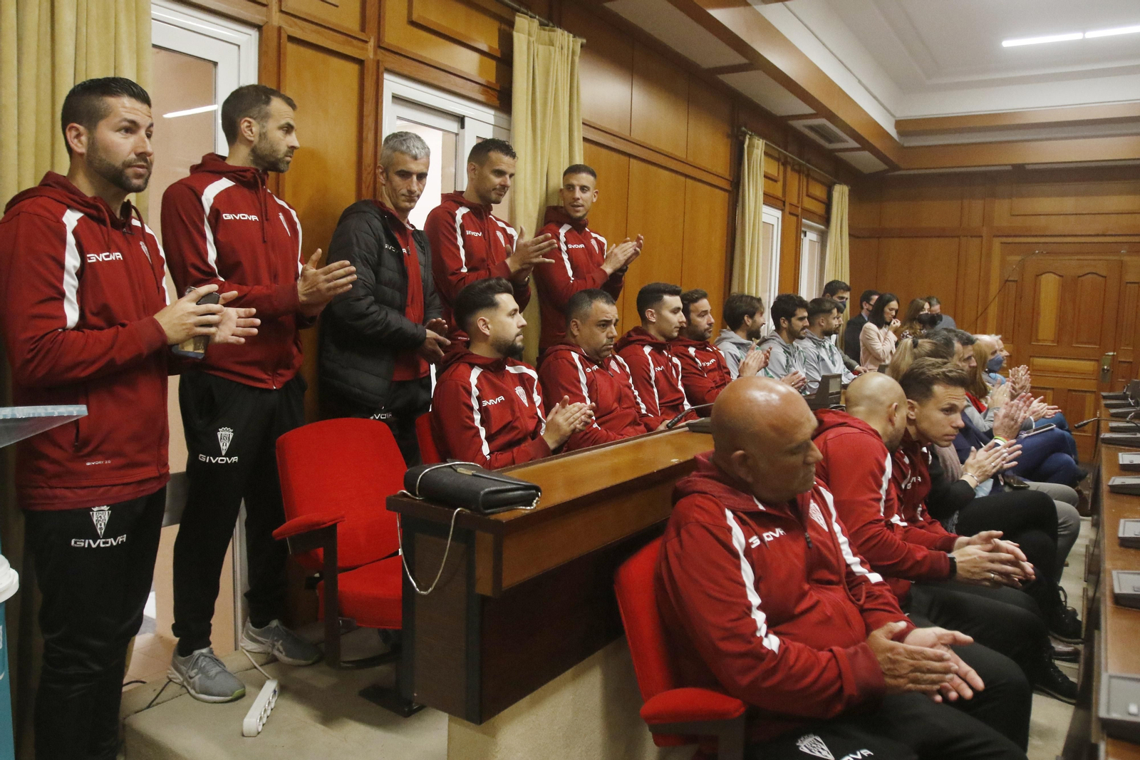La recepción del Ayuntamiento al Córdoba CF por su ascenso a Primera RFEF, en imágenes