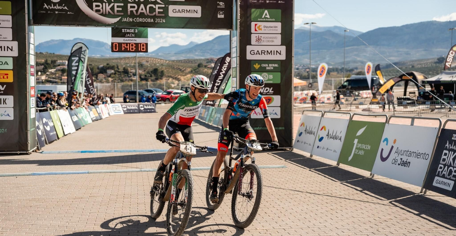 Los italianos Rabensteiner y Porro cruzan la línea de meta de la Andalucía Bike Race en su tercera etapa.