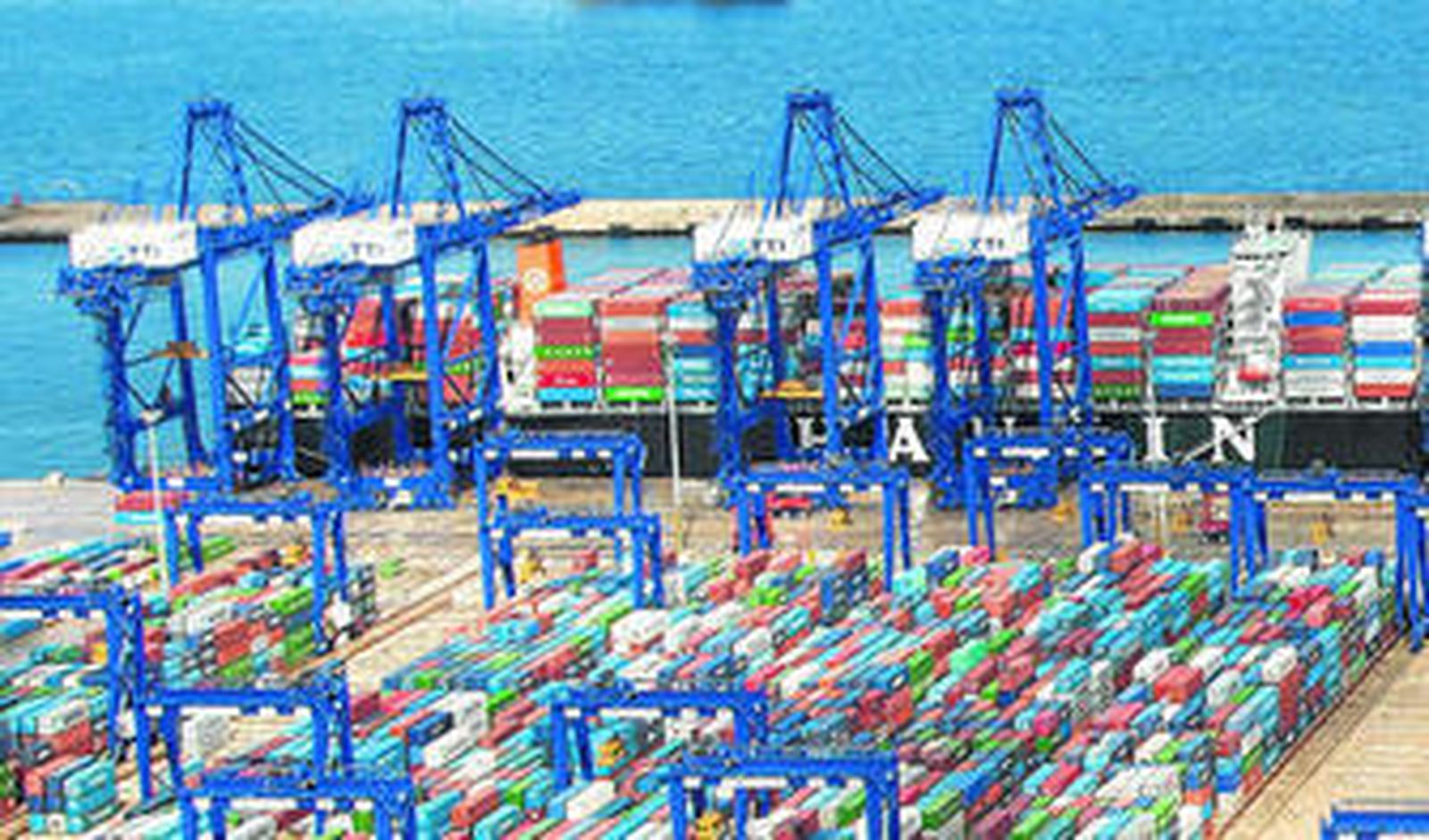 Un buque de Hanjin Shipping, atracado en Total Terminal International (TTI) Algeciras.