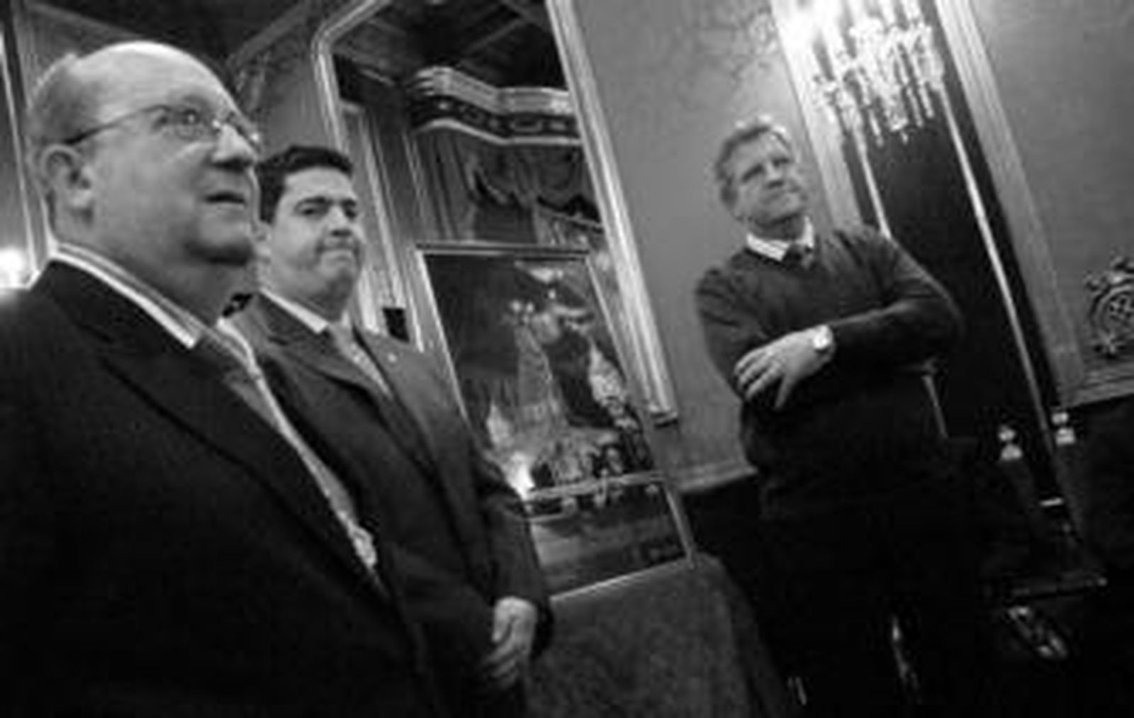 De izquierda a derecha, el presidente de la Federación, Gerardo Sabador, el presentador del cartel, Gonzalo de Diego, y el fotógrafo Manuel Lirola.