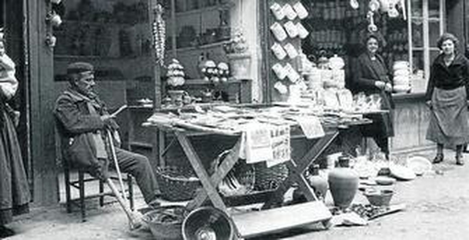 1. Ruth Matilda Anderson cargando la cámara fotográfica estereoscópica en Pontevedra, en 1925. 2. Mujeres tapadas con abanico. Vida cotidiana en la calle Mayor de Candelario, en 1930. 3. Dolores con su bebé Rafael. Plasencia, en 1928. 4. Puesto del mercado de Léon, en marzo de 1925. 5. Niña llevando la leche, en Noya, La Coruña, en octubre de 1924. 6. Almadraba de buche. Pescador intentando coger atún. Isla Cristina, Huelva, 1930.