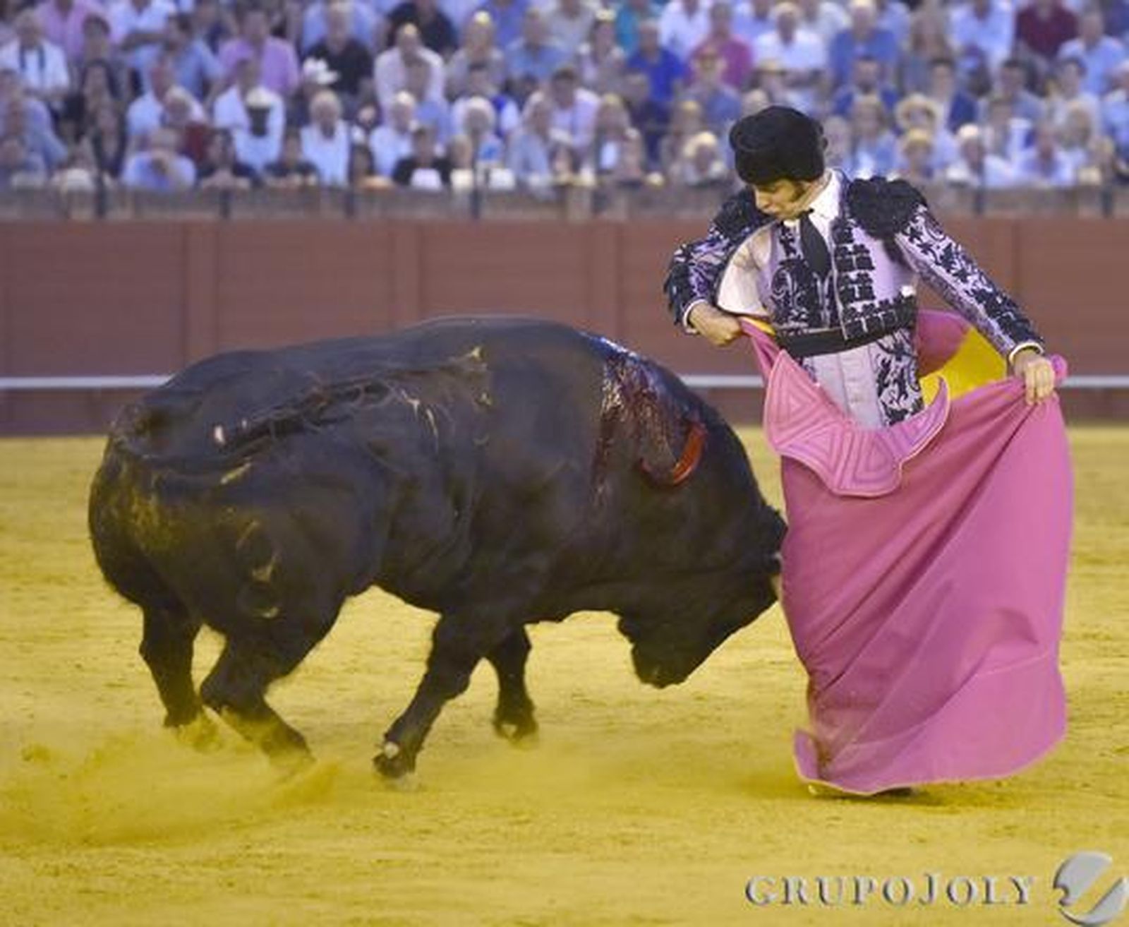 Javier Jiménez en el sexto toro./ Juan Carlos Vázquez