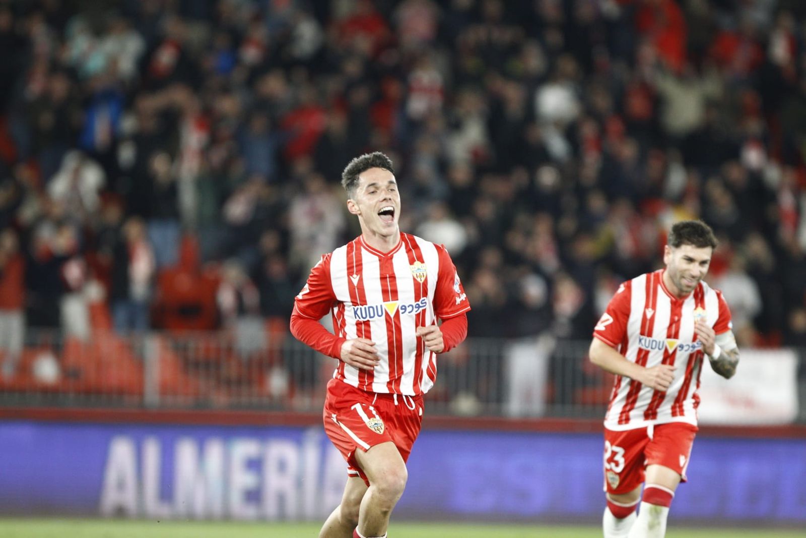 Sergio Arribas celebra uno de sus tantos en la victoria de los rojiblancos frente a los leoneses.
