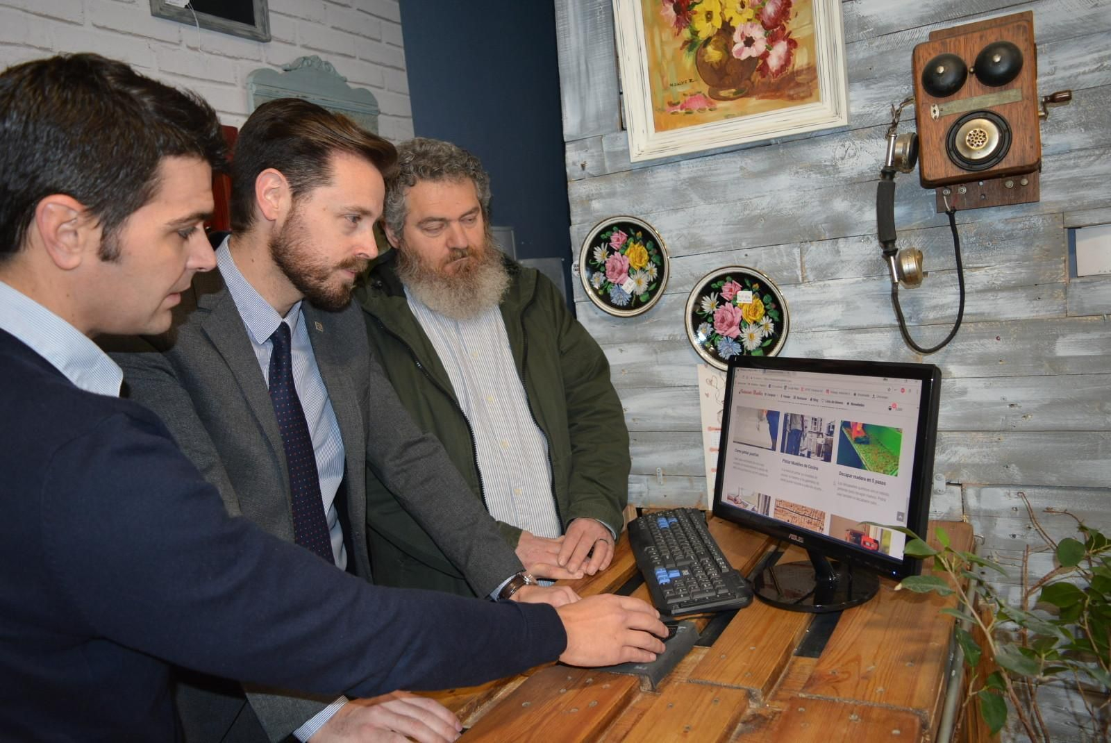 El delegado, junto a los creadores de la plataforma.