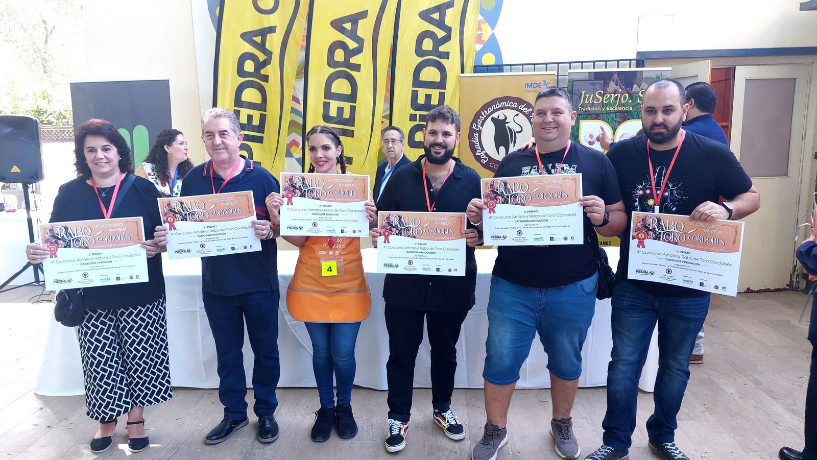 Los ganadores posan con su diploma acreditativo