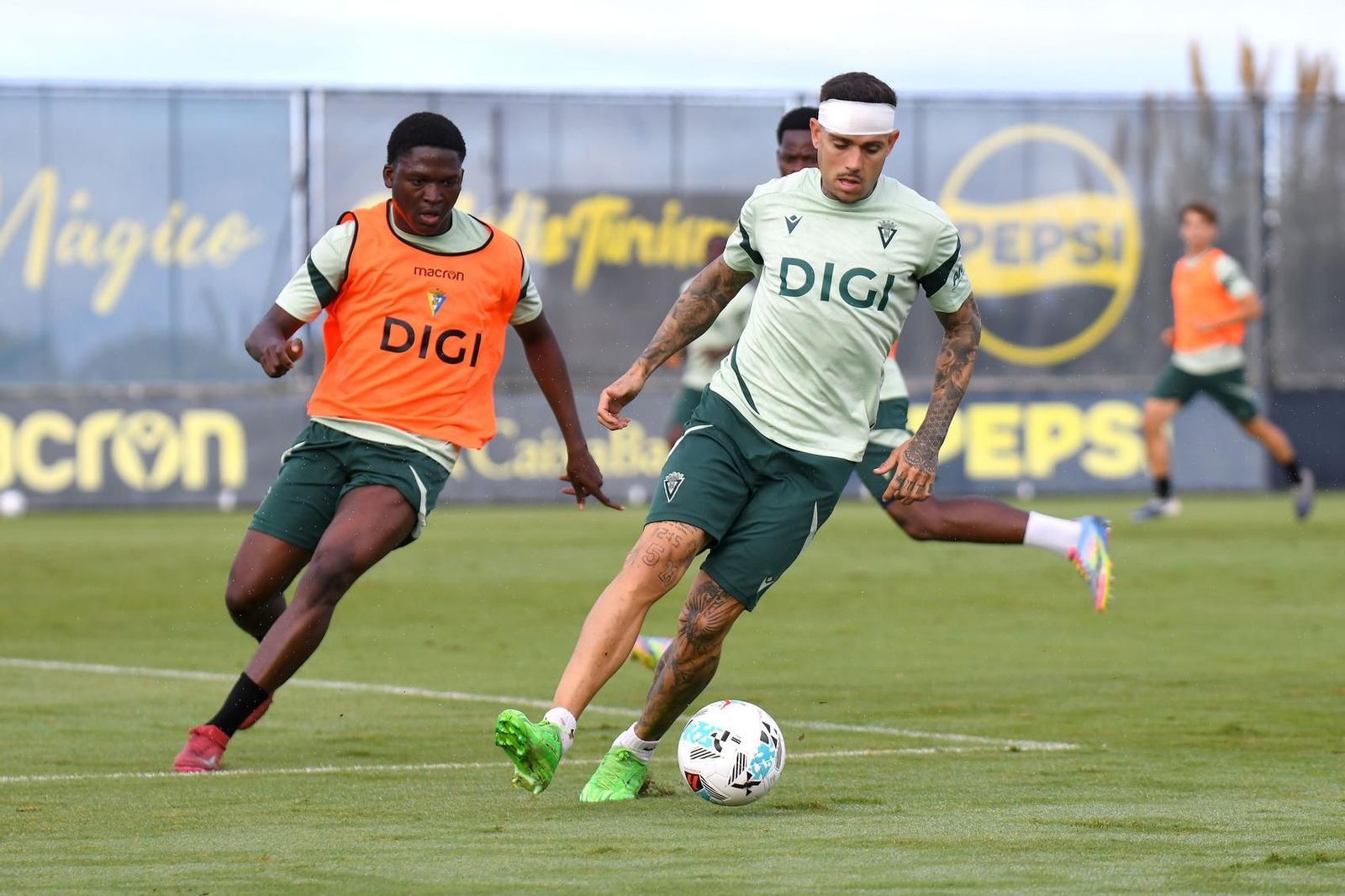 Roger, con un vendaje en la cabeza en el entrenamiento de este martes.