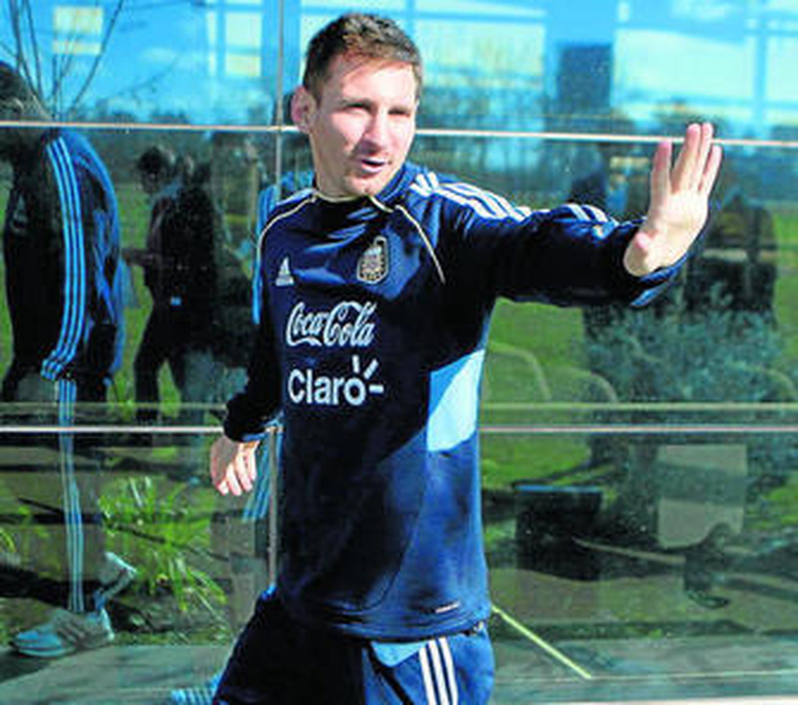 Leo Messi sonríe en la concentración de la selección argentina.