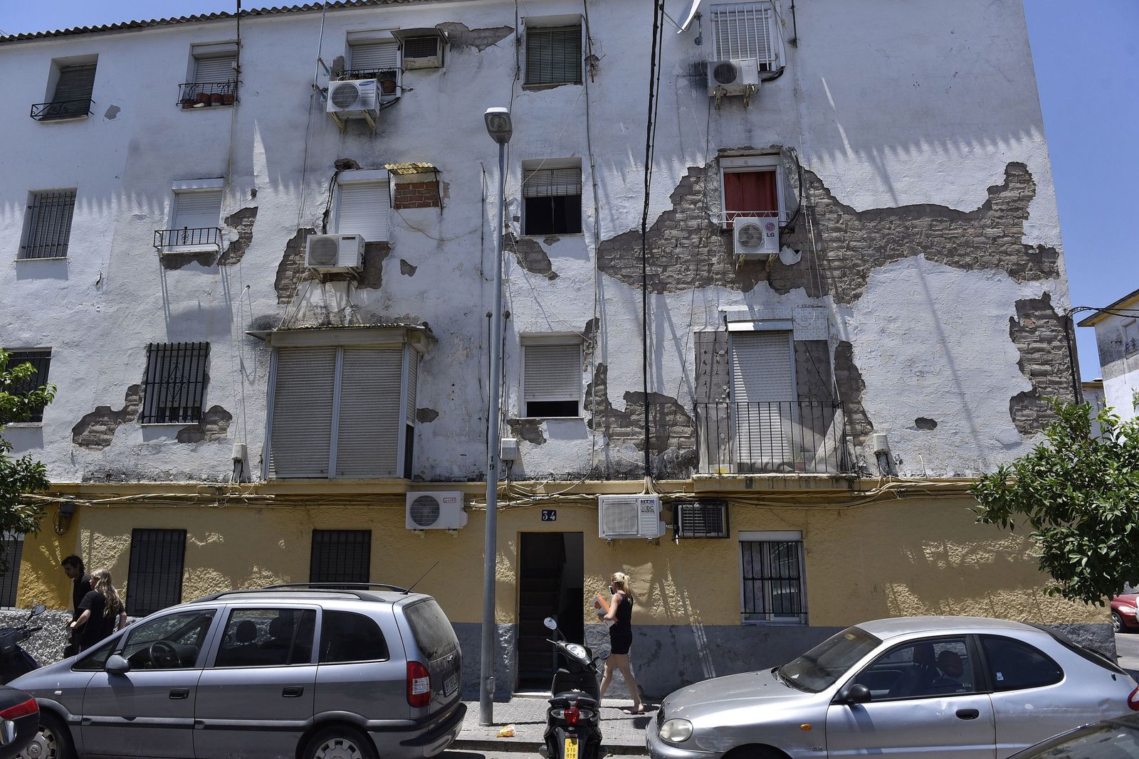 El deterioro palpable en una fachada de un edificio de viviendas en Los Pajaritos