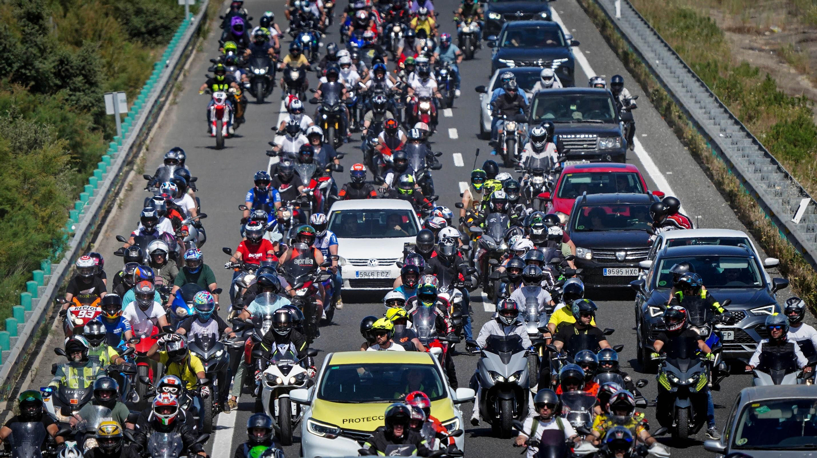 Muchas moteros acuden al Circuito Ángel Nieto de Jerez