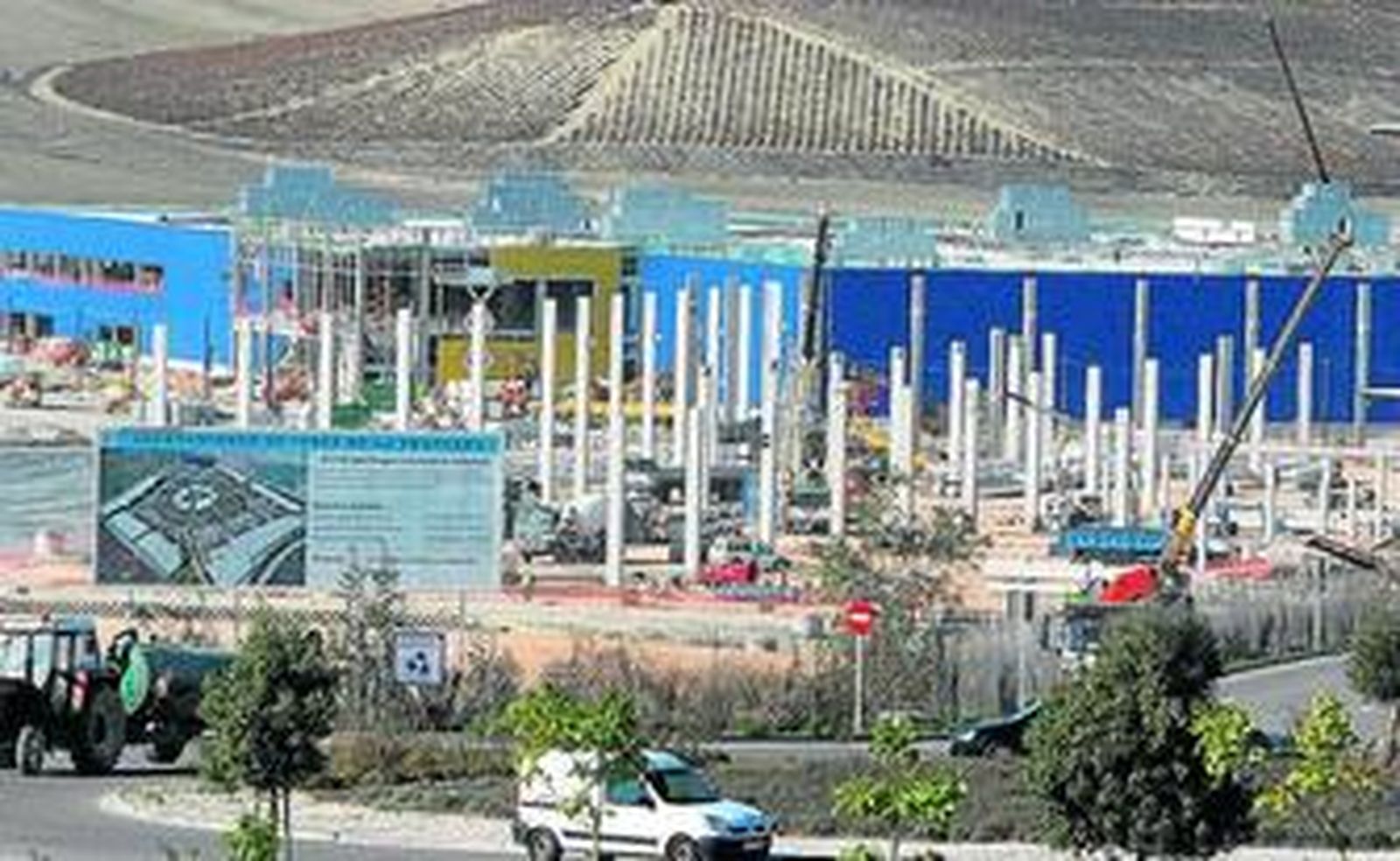 La actividad ya es frenética en Ikea y su parque comercial, donde ya se levantan las primeras superficies.