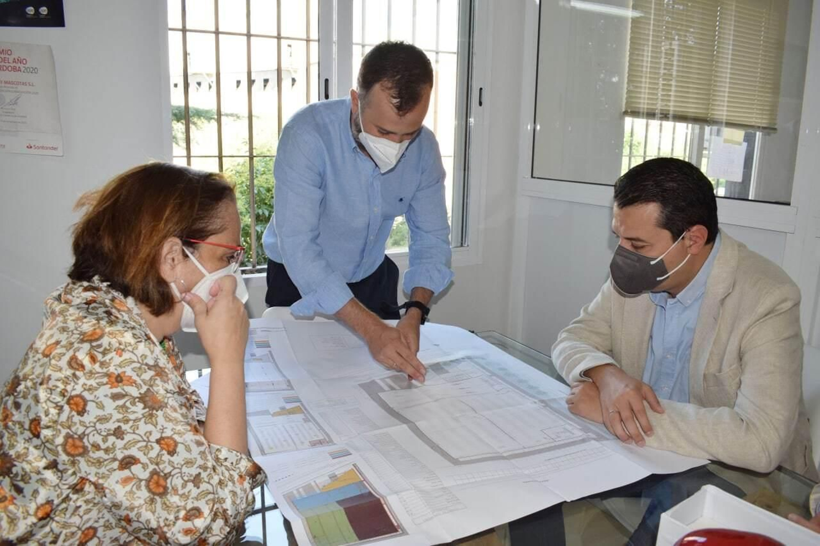 Francisco Gastejón presenta el proyecto a José María Bellido y Blanca Torrent.