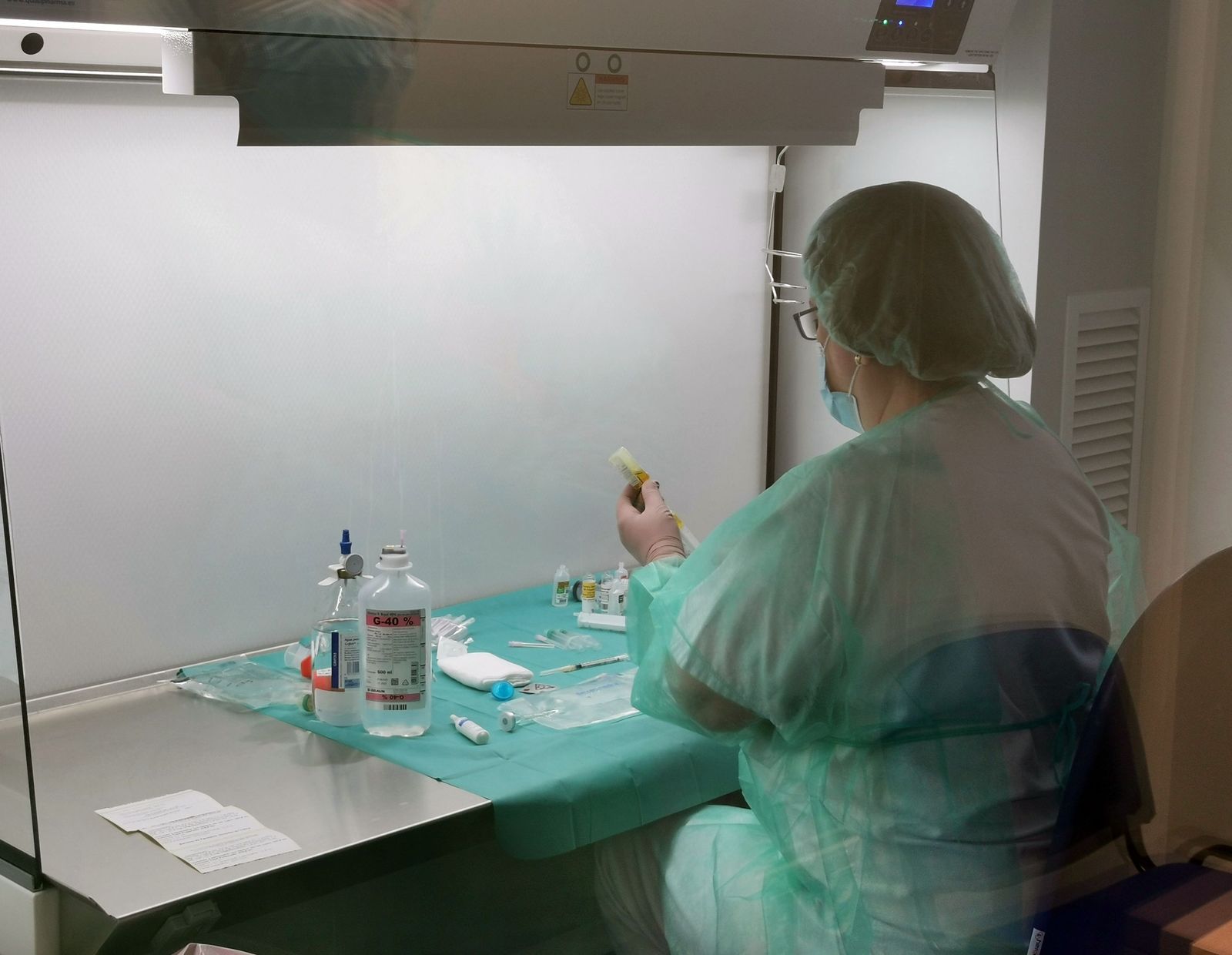 Enfermera realizando la preparación de medicamentos estériles en Sala Blanca de la Farmacia del Hospital de Valme.